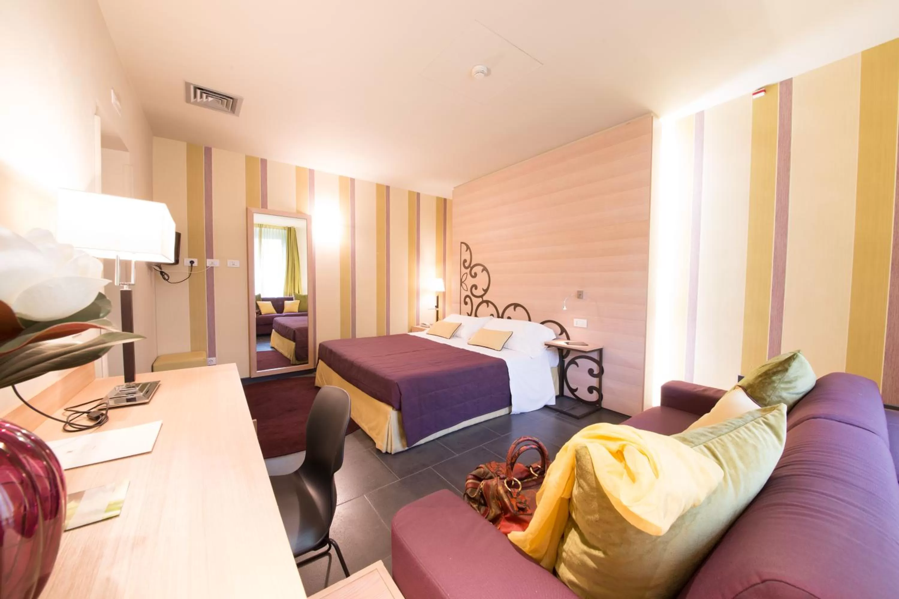 Bedroom, Bed in El Homs Palace Hotel