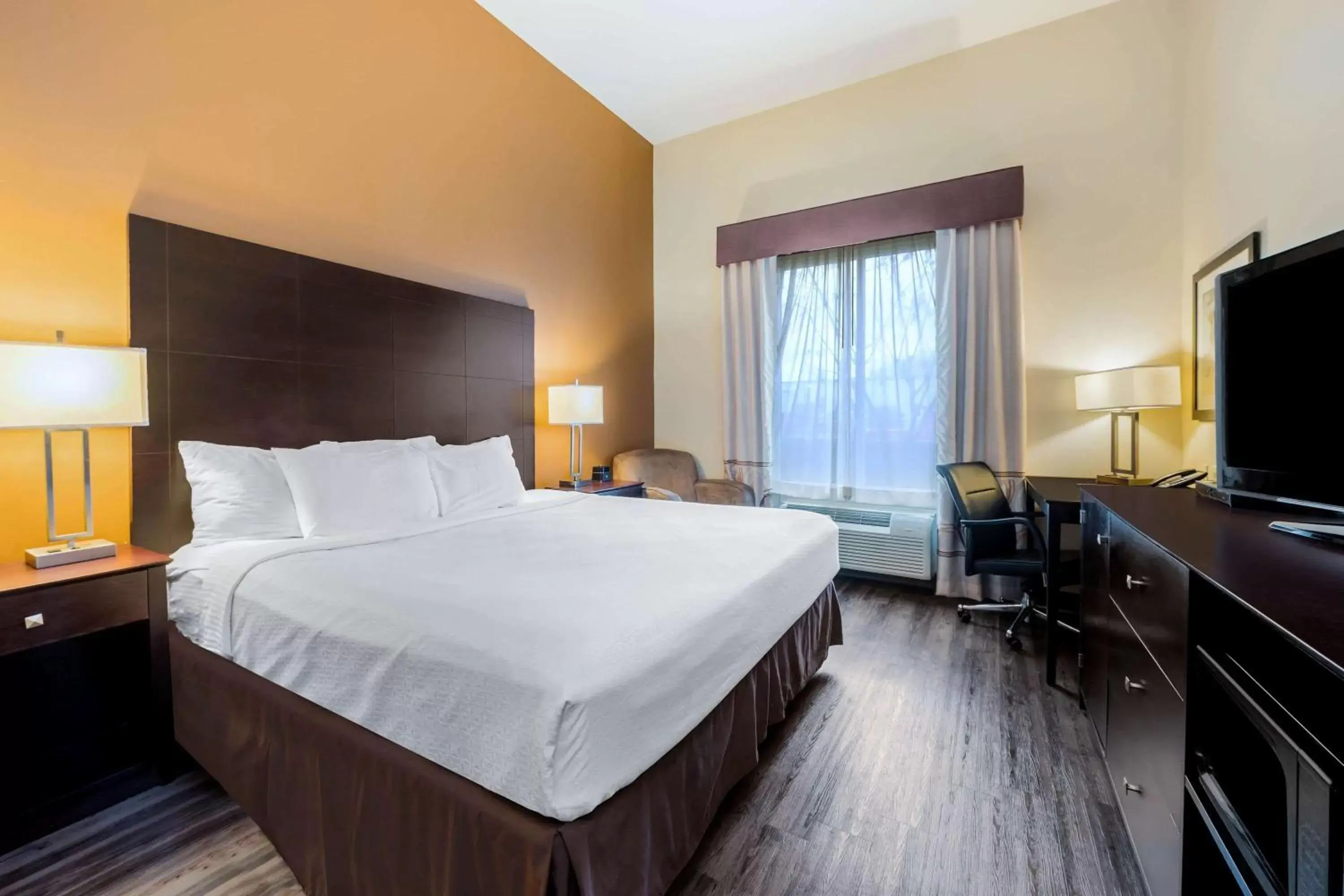 Deluxe King Room in La Quinta by Wyndham Marshall Deluxe King Room in La Quinta by Wyndham Marshall