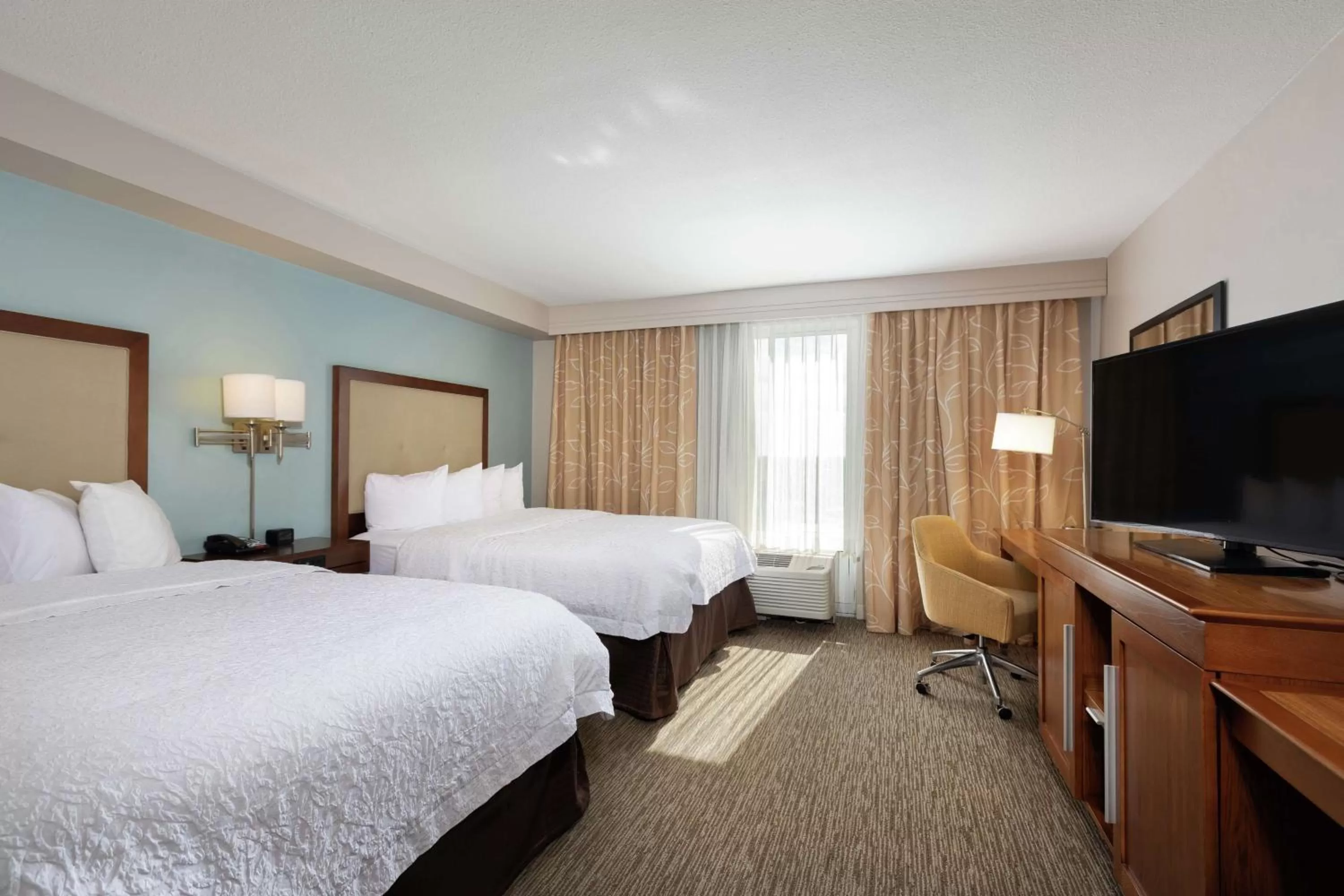 Bedroom, Bed in Hampton Inn & Suites-Austin Airport