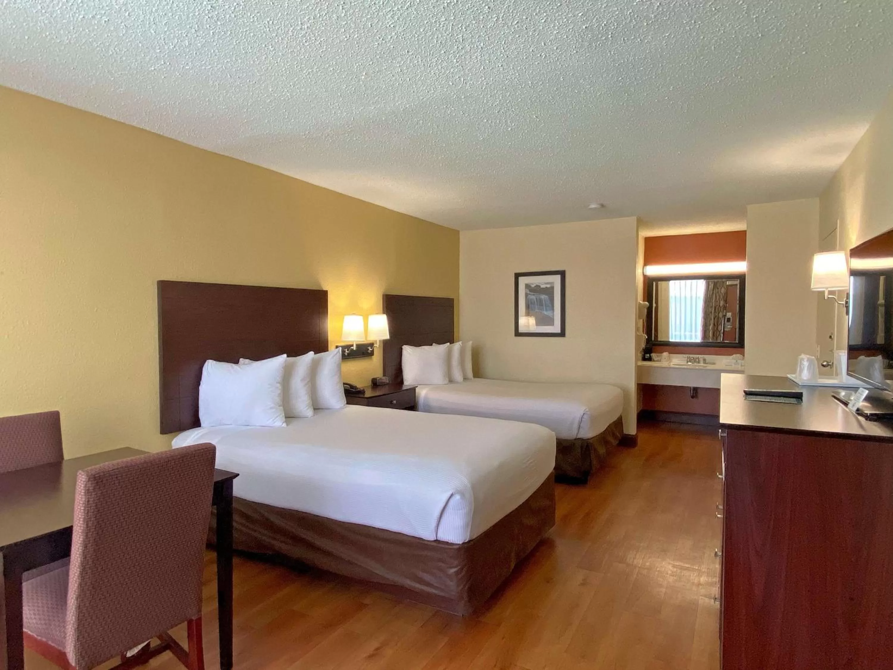 Photo of the whole room, Bed in Best Western Greenville Airport