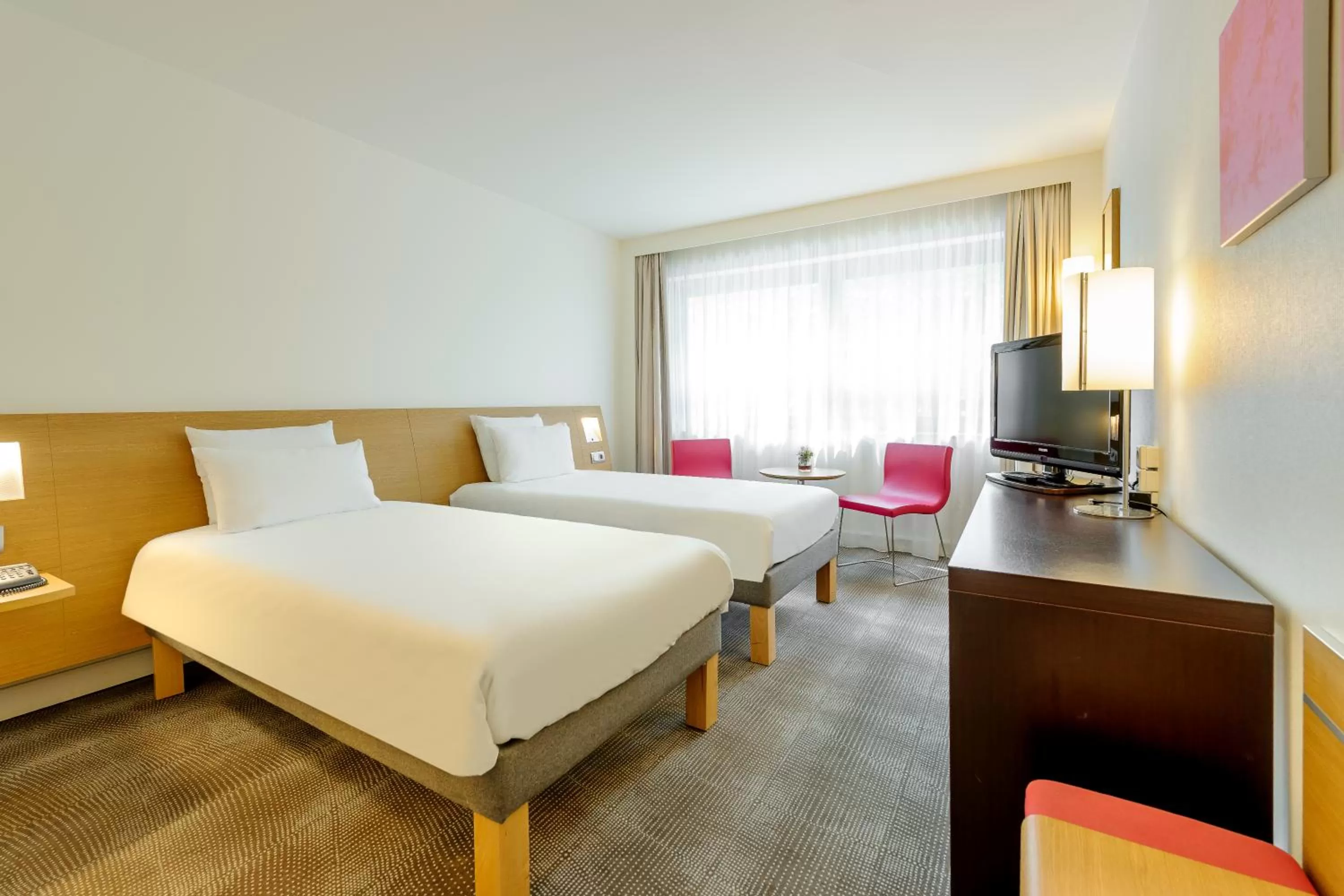 Photo of the whole room, Bed in Novotel Aachen City