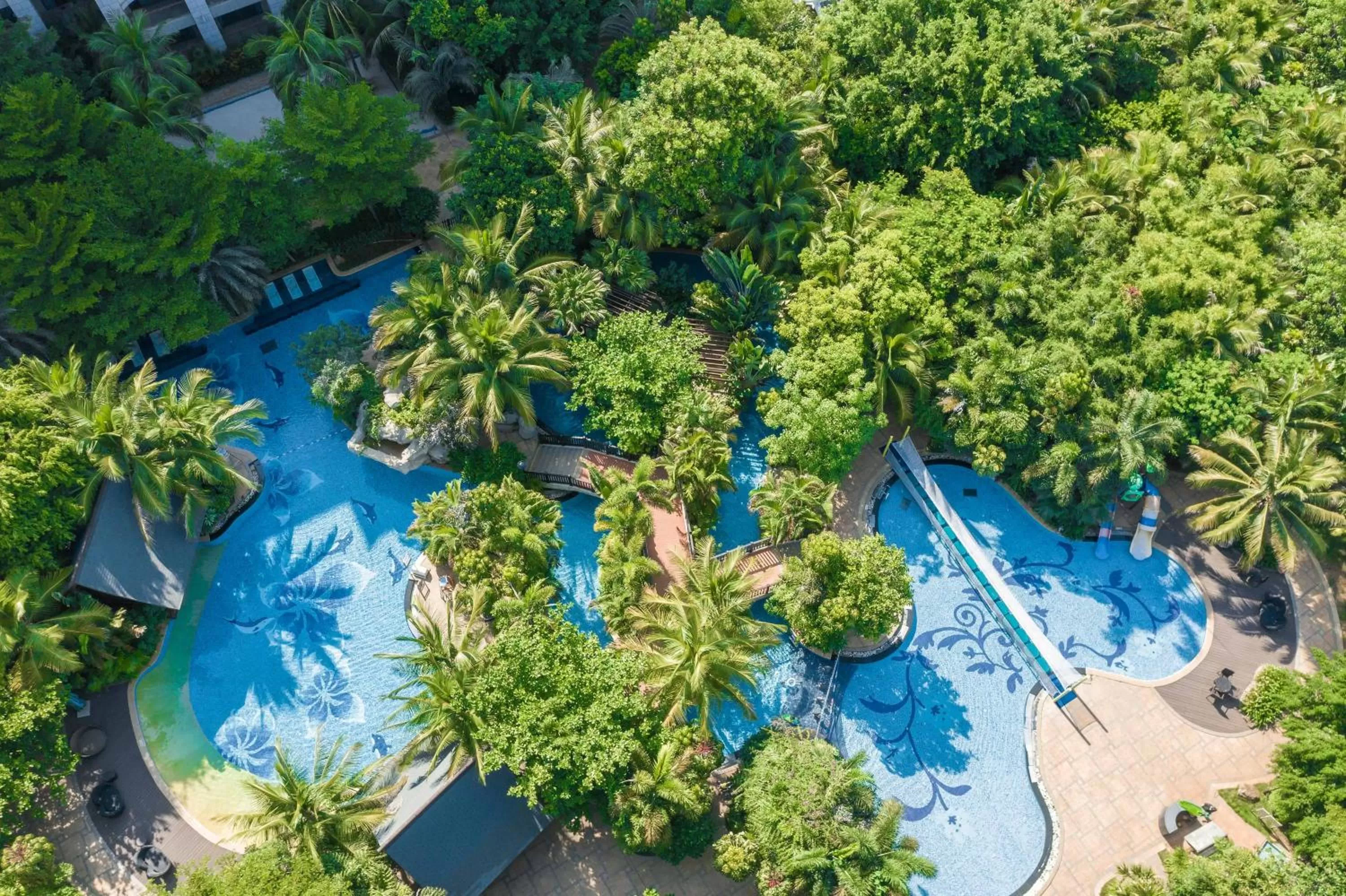 Swimming pool in Haikou Marriott Hotel