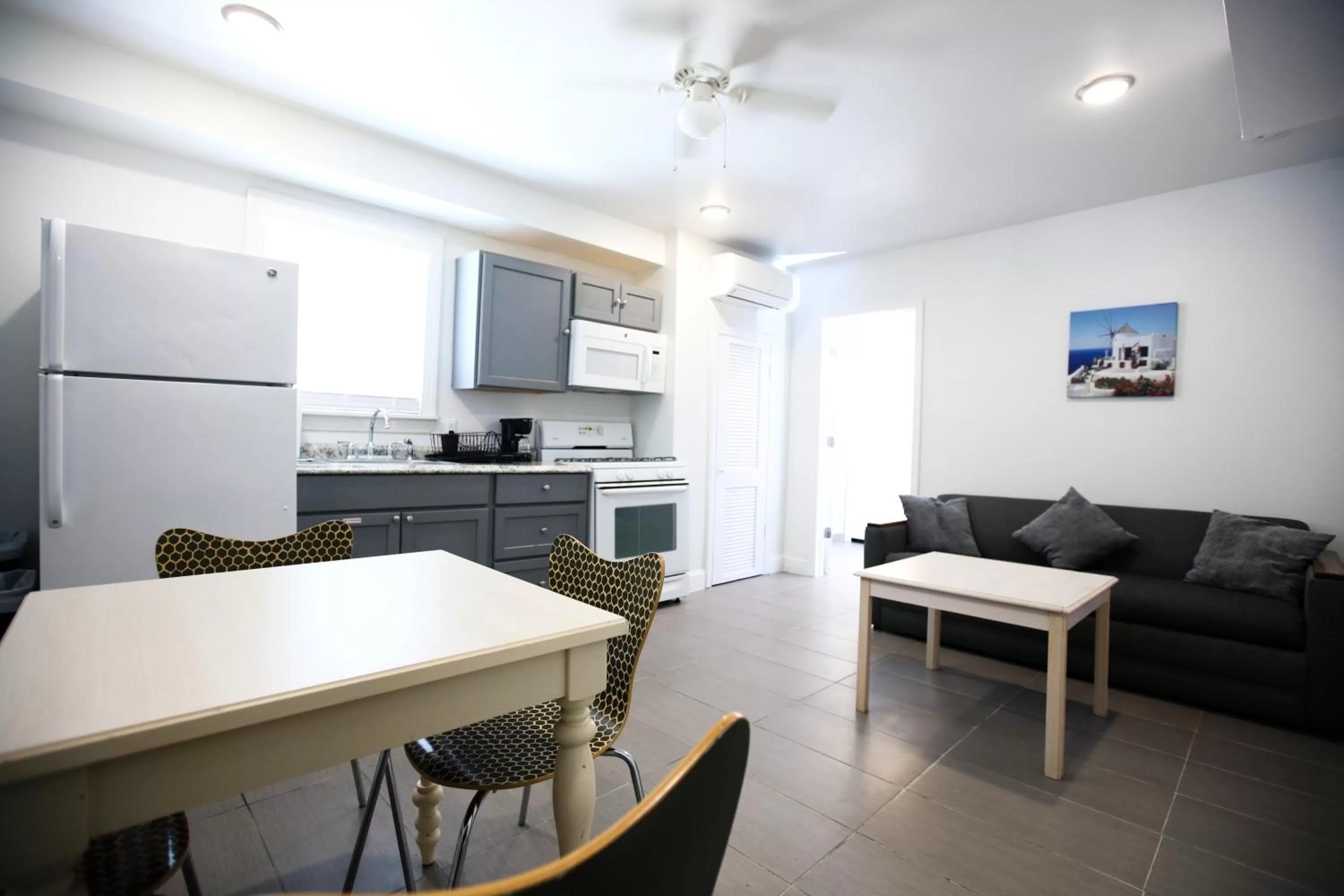 Seating area, Kitchen/Kitchenette in Garfield Beach House