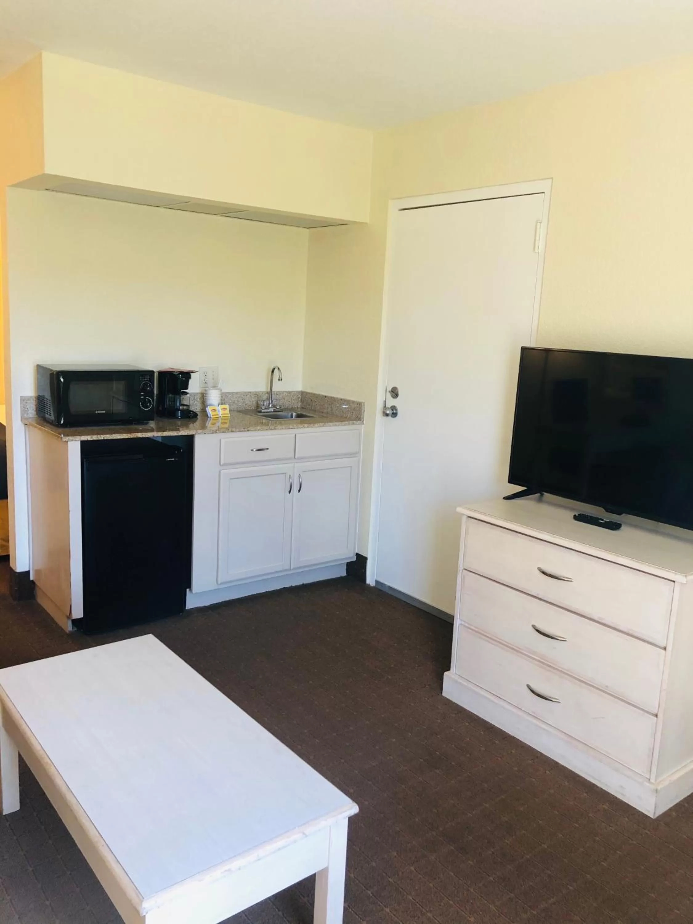 Communal lounge/ TV room in Days Inn & Suites by Wyndham Navarre - near Beaches Hurlburt
