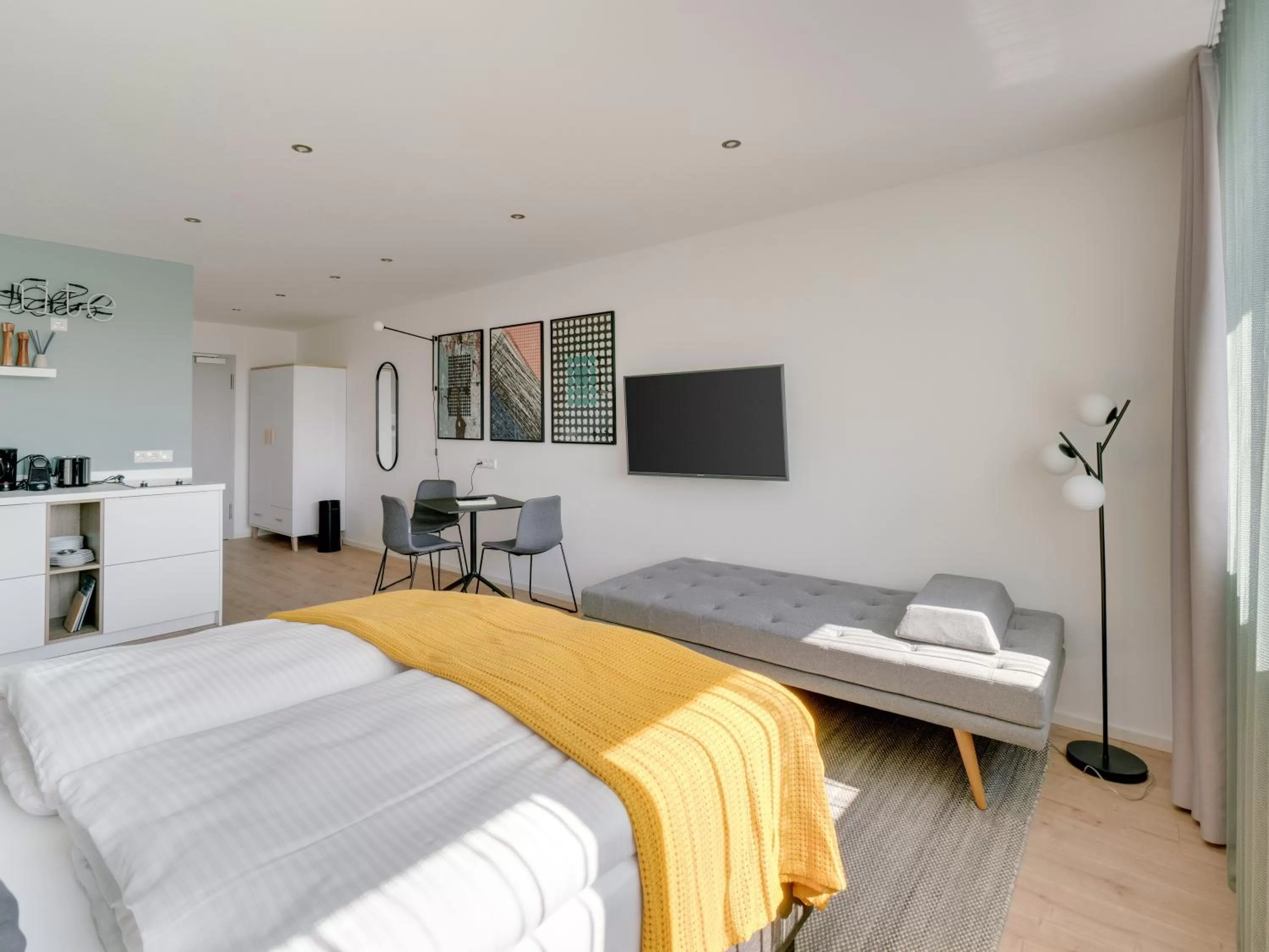 Photo of the whole room, Bed in Limehome Darmstadt Wilhelminenstraße - Digital Access