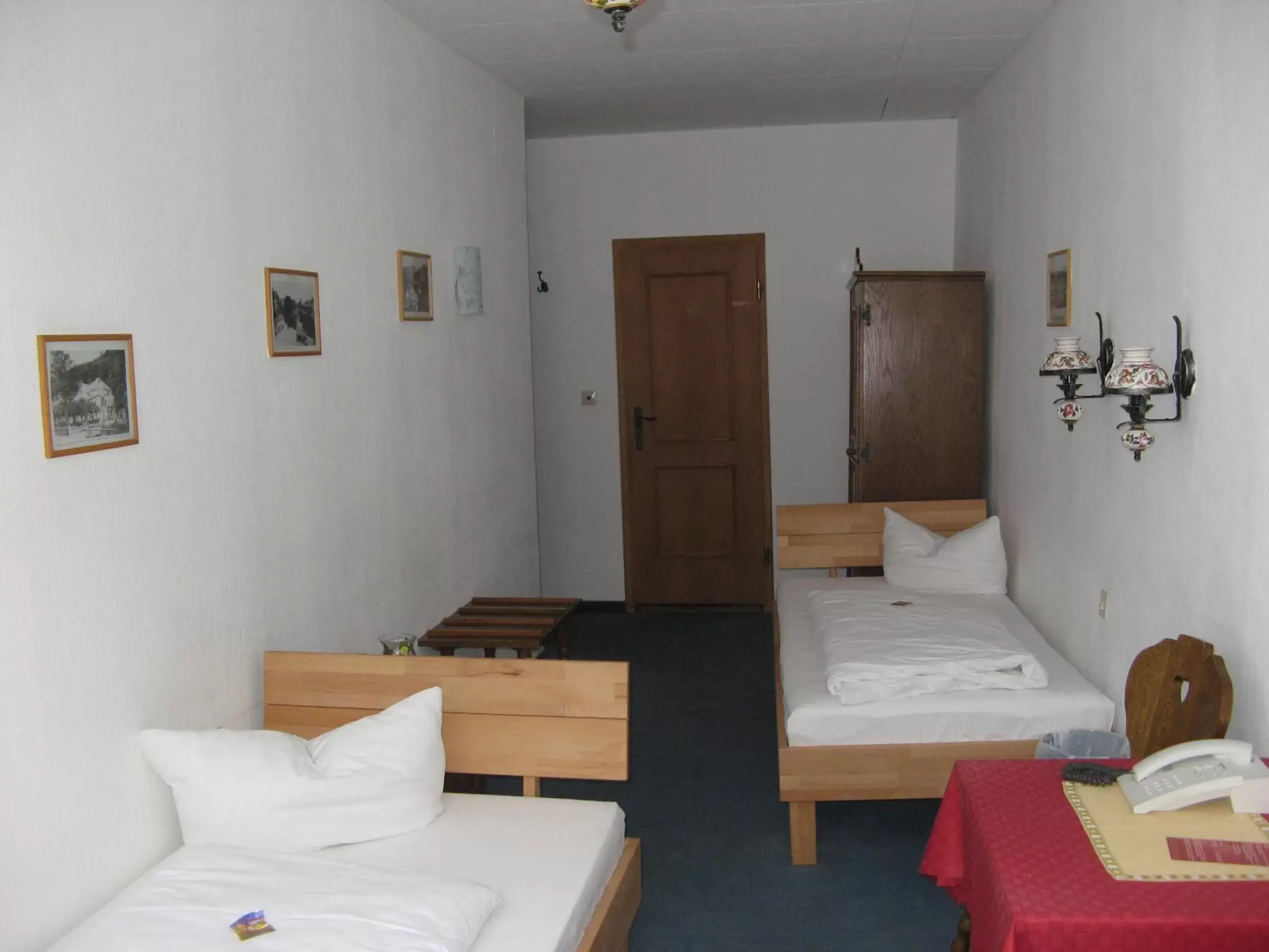 Twin Room with Private Bathroom - single occupancy in Gasthaus Löwen Twin Room with Private Bathroom - single occupancy in Gasthaus Löwen