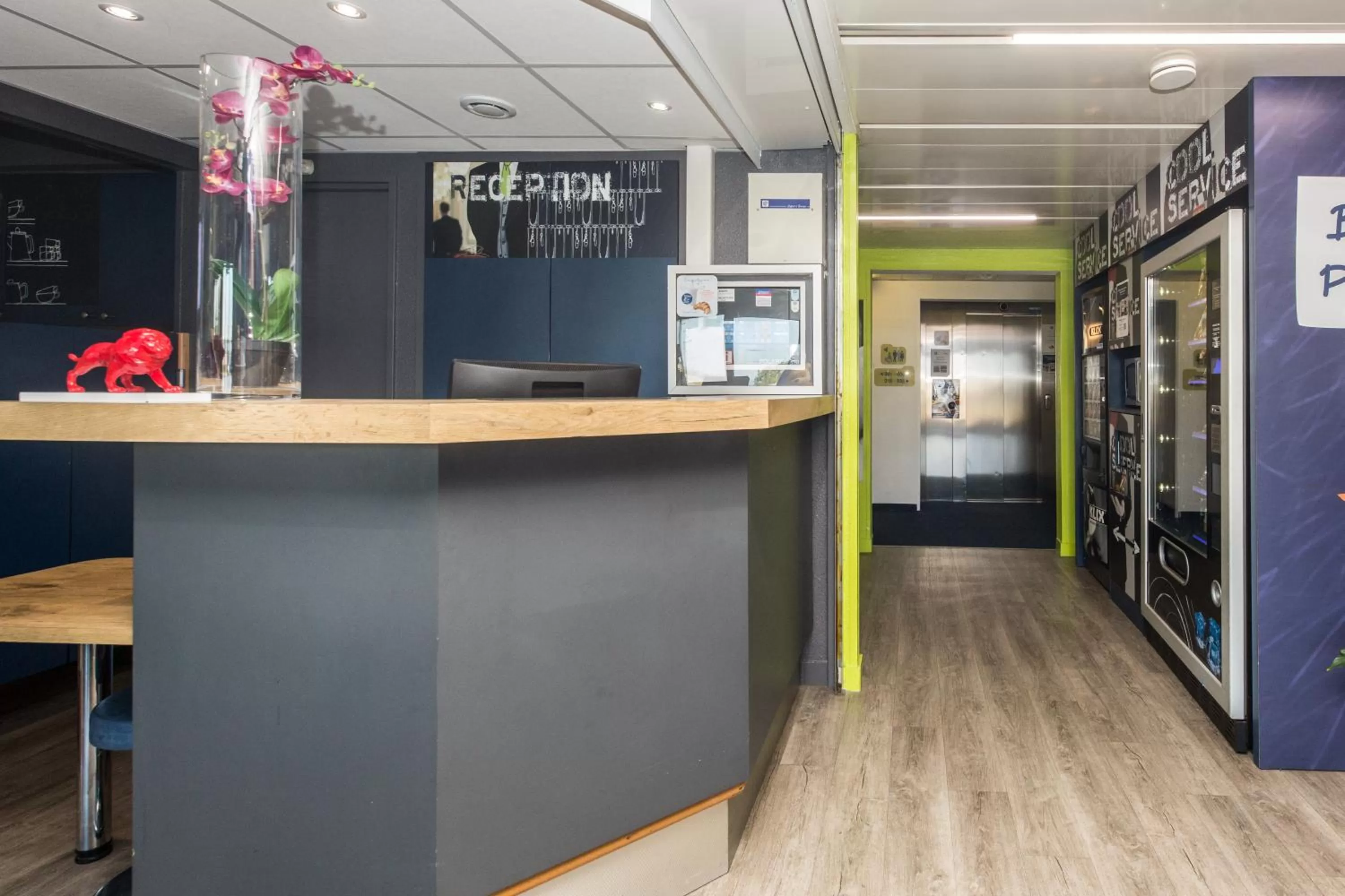 Lobby or reception in ibis budget Lyon Est Chaponnay