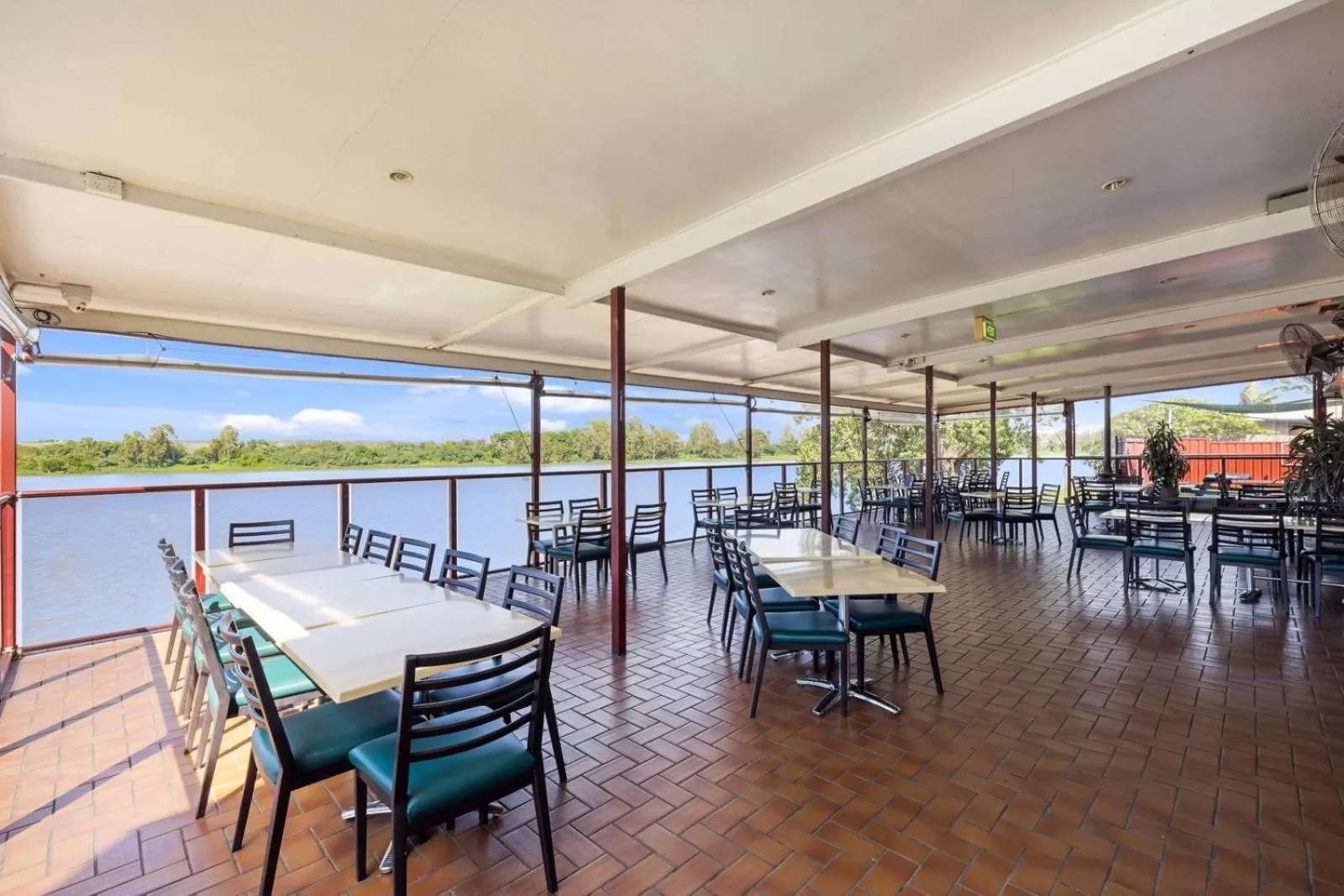 Restaurant/places to eat in Crown Hotel Motel