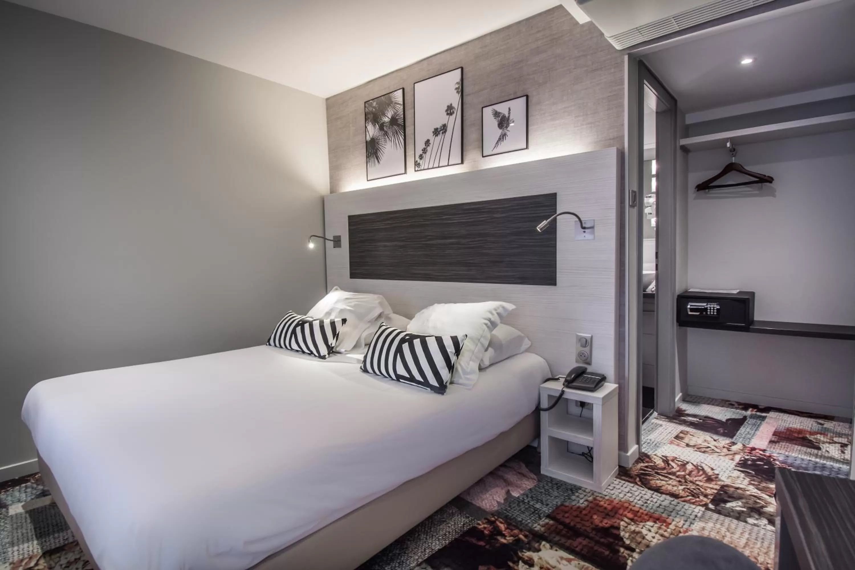 Photo of the whole room, Bed in Hôtel Couvent du Franciscain Centre ville