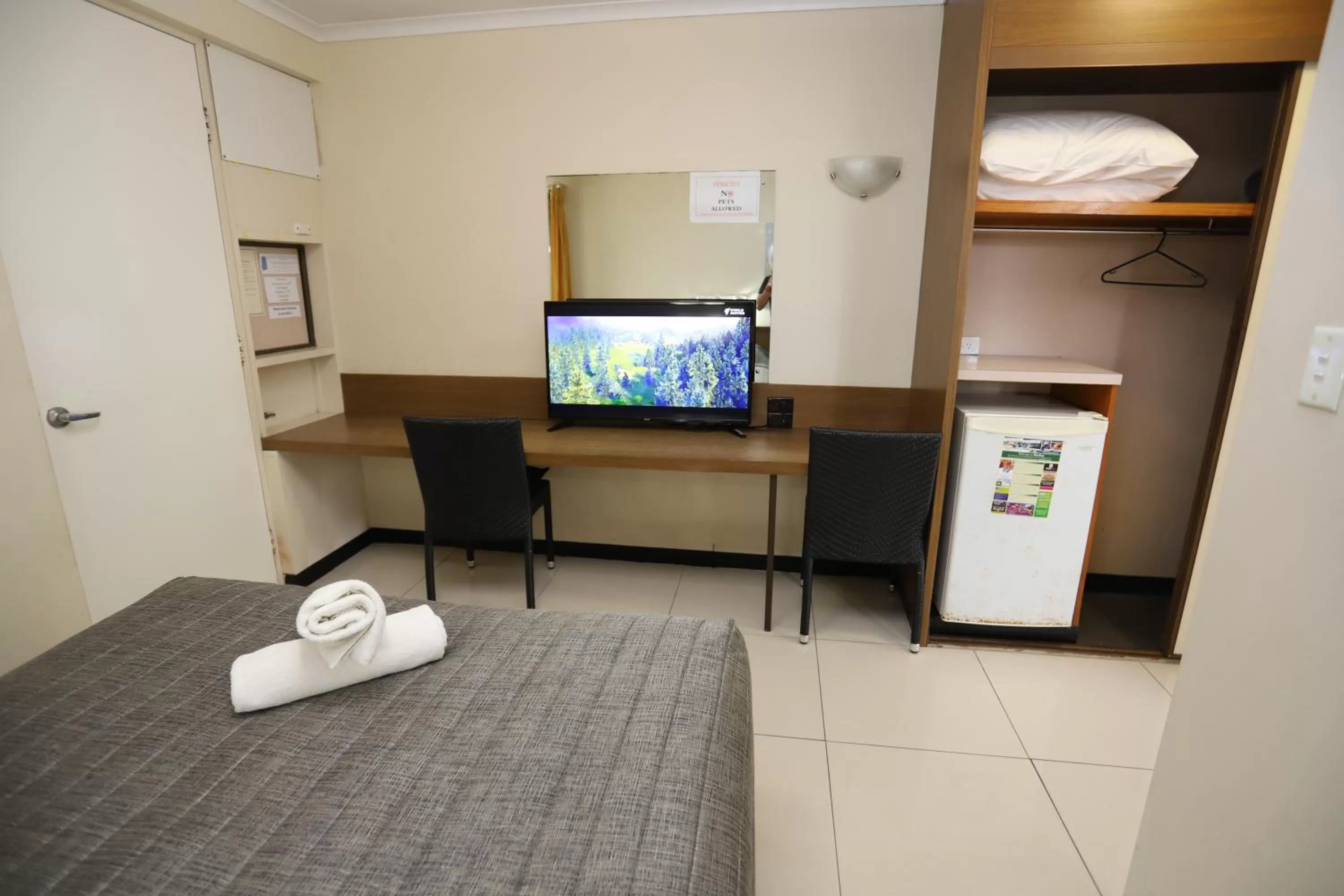 TV and multimedia, Bed in Miners Lodge Motor Inn