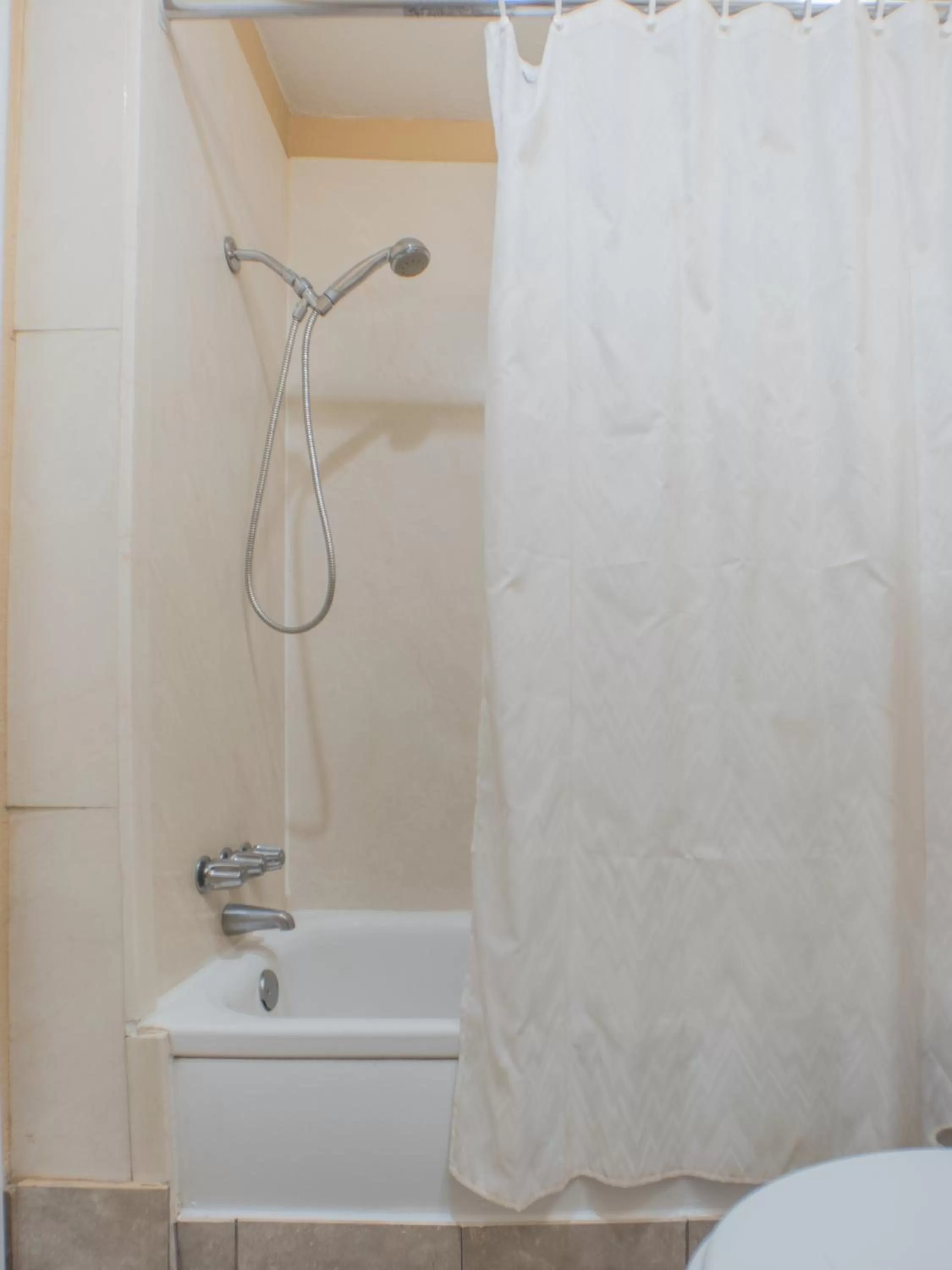 Bathroom in Shasta Pines Motel & Suites