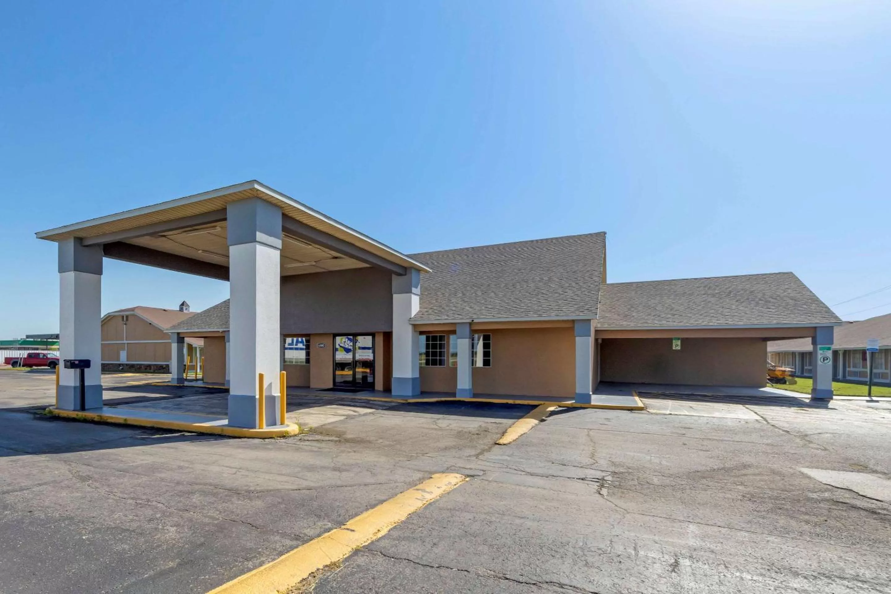 Property building in Econo Lodge Pryor