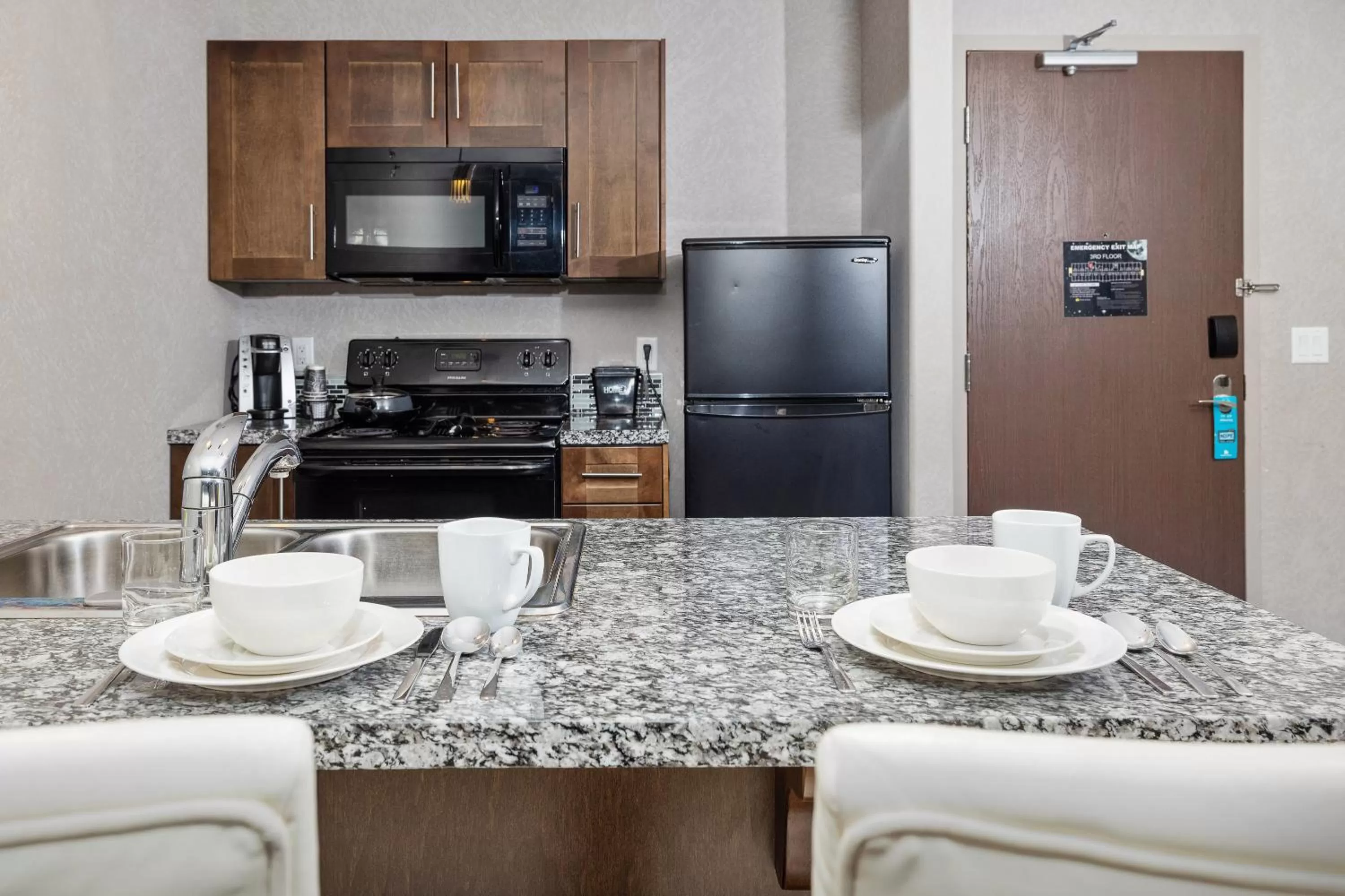 Kitchen or kitchenette in Home Inn & Suites Yorkton