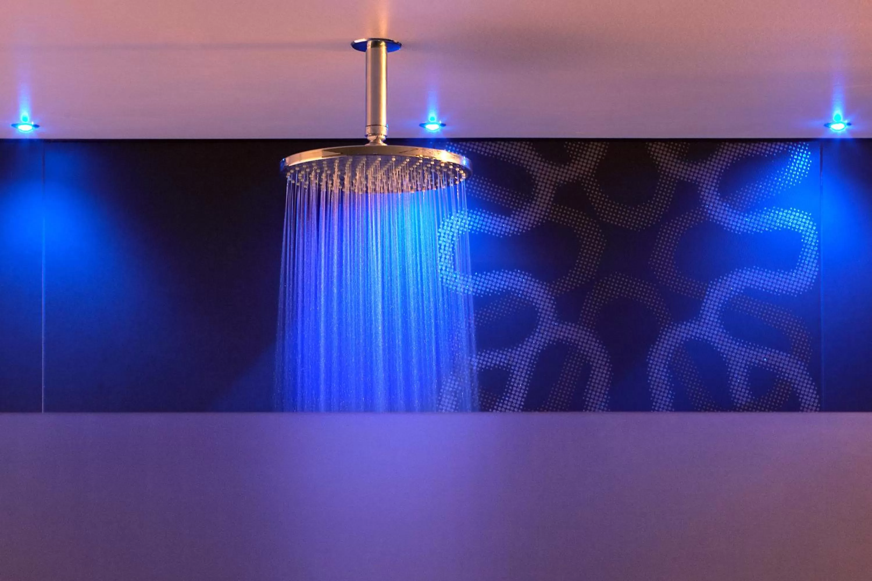 Shower in B&B Snooz Inn