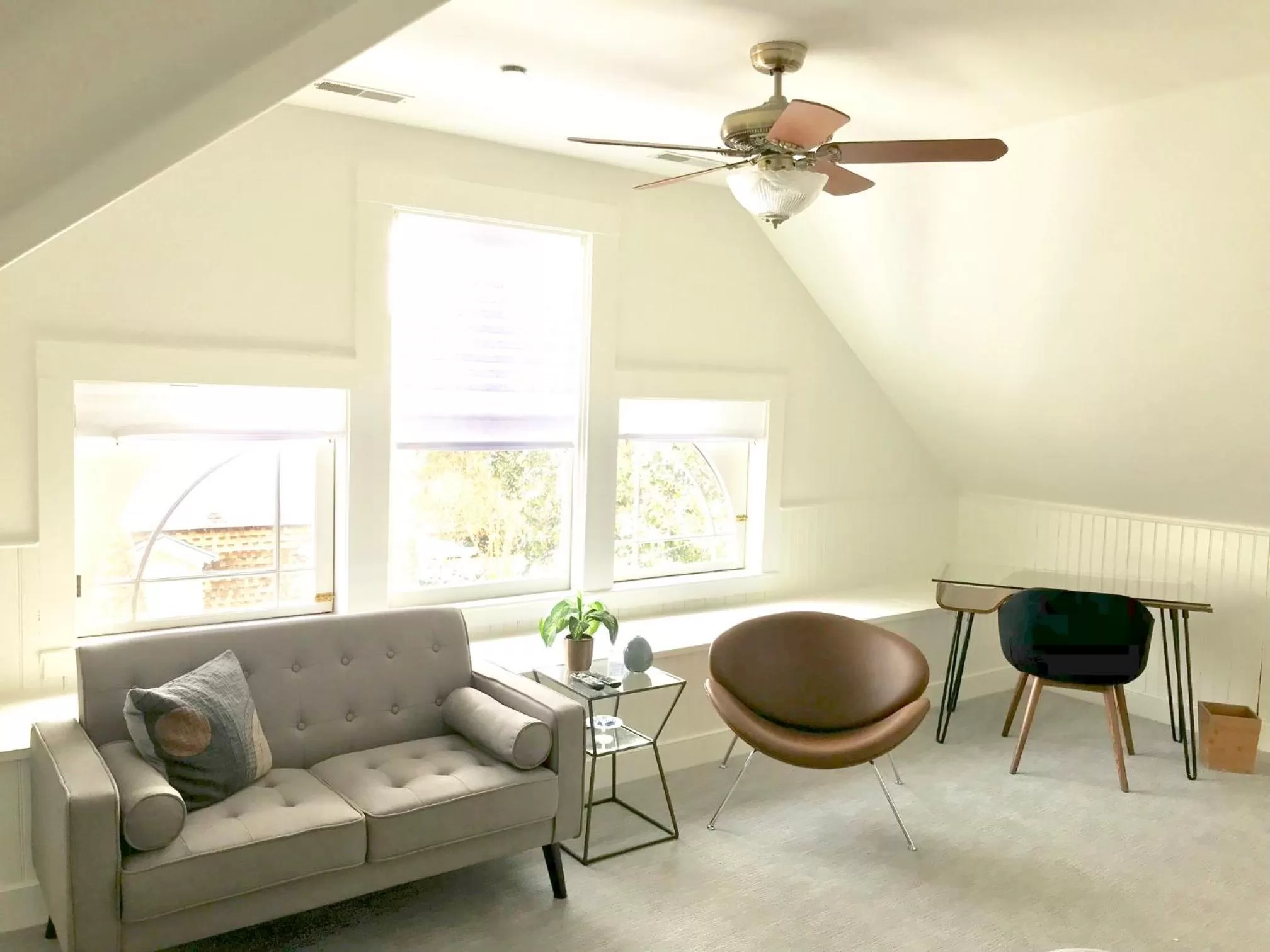 Seating area in Hummingbird Inn