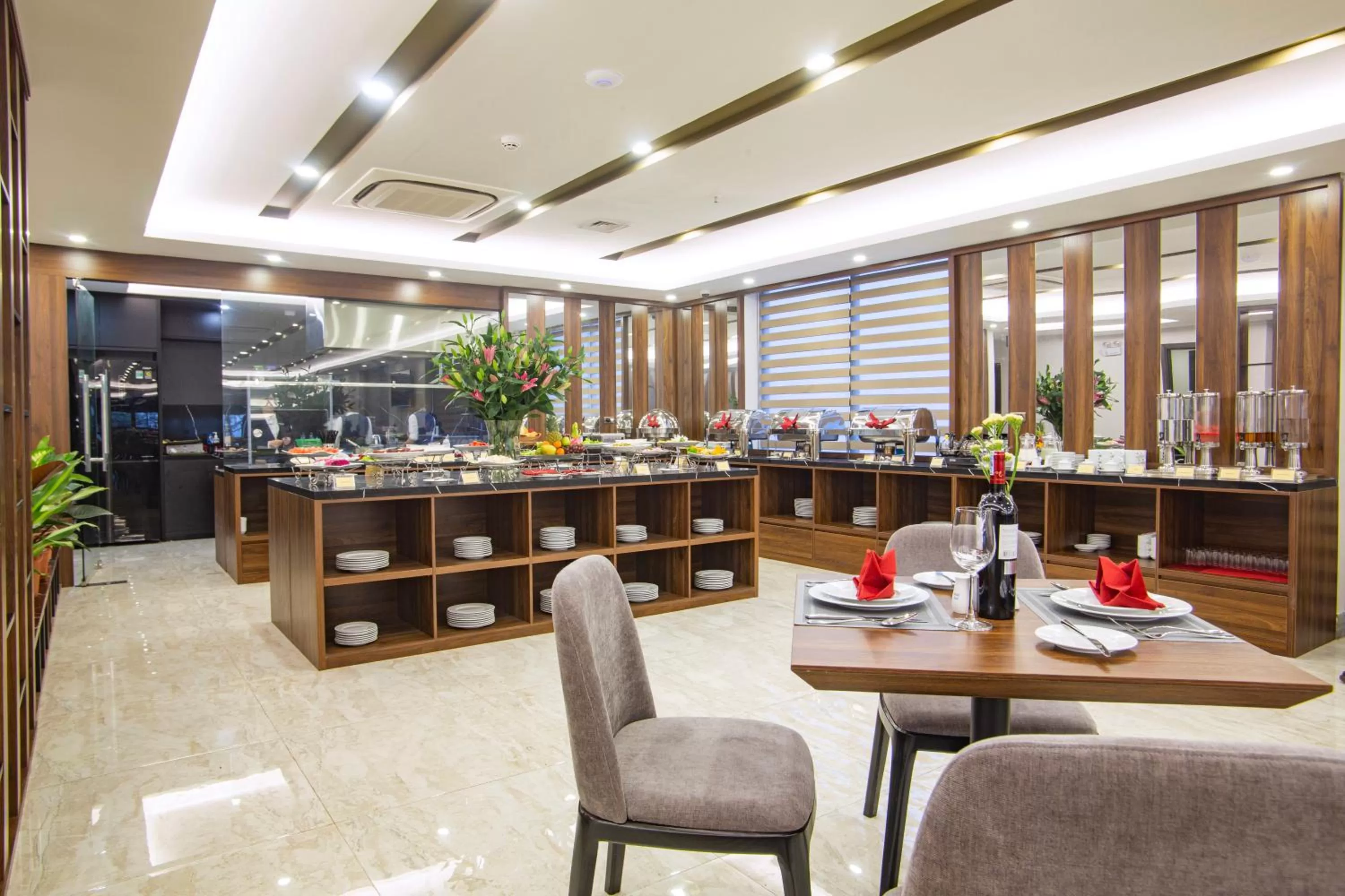 Restaurant/places to eat in Western Skyline Hotel