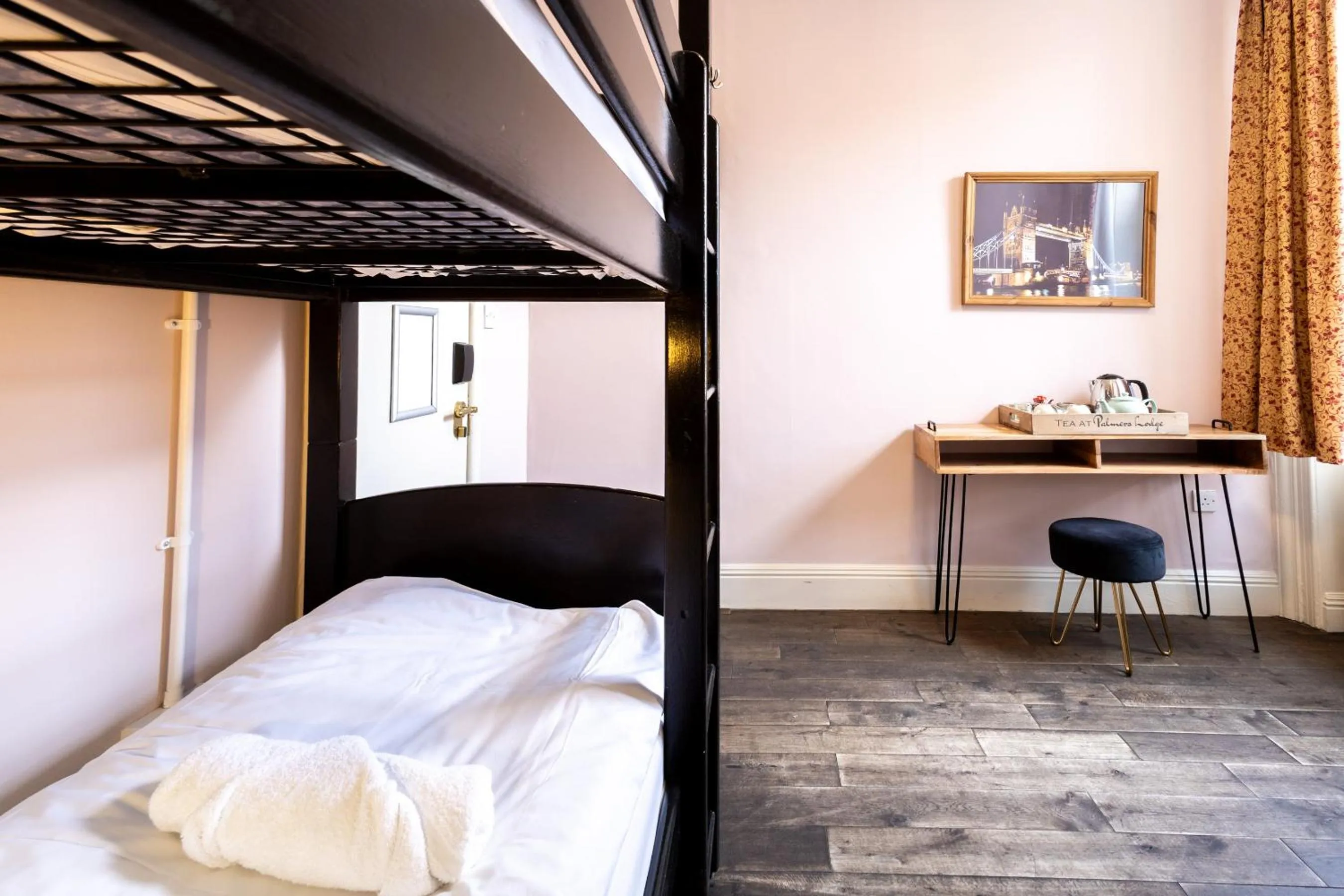 Bedroom, Bed in Palmers Lodge Swiss Cottage