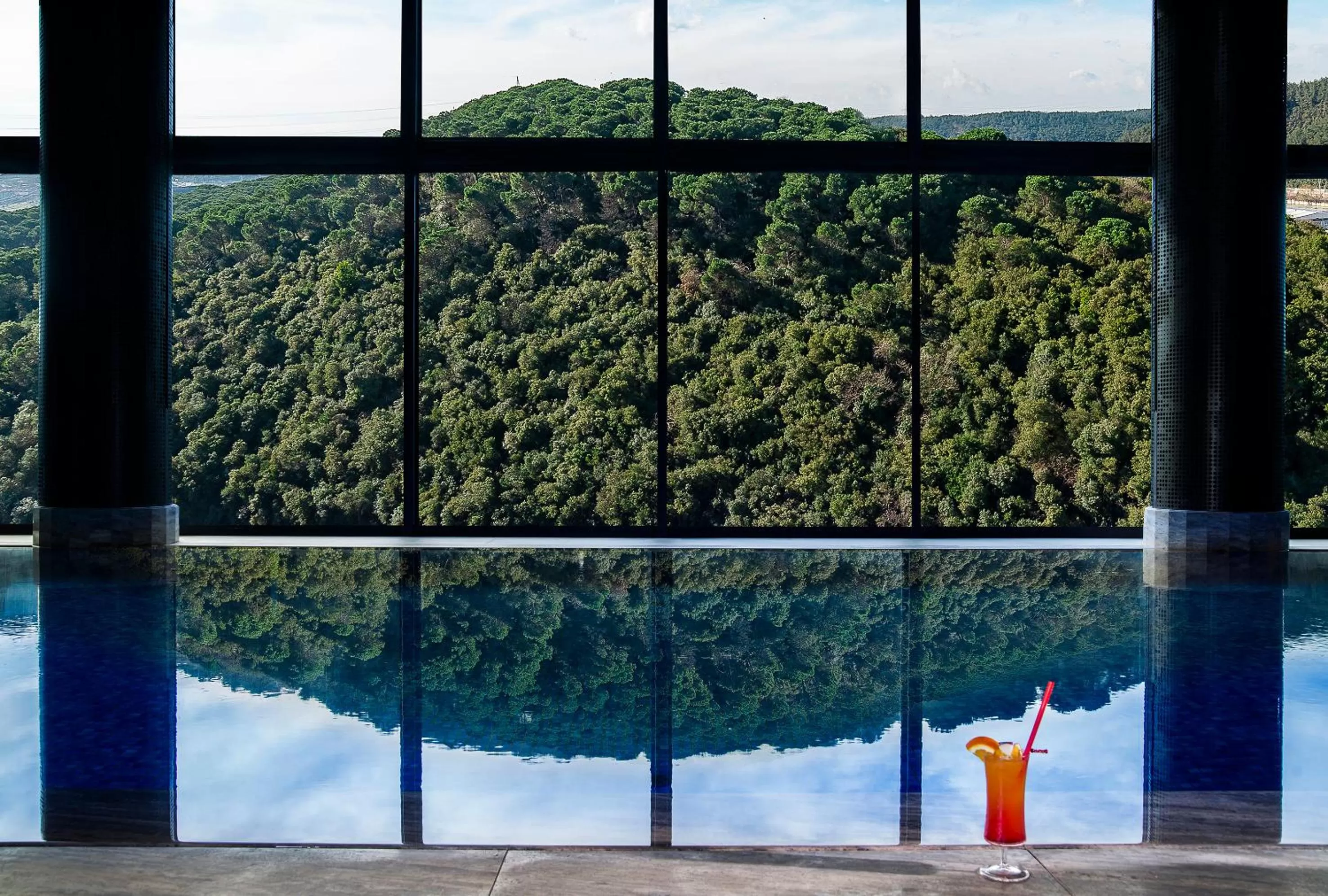 Swimming pool in Radisson Collection Hotel, Vadistanbul