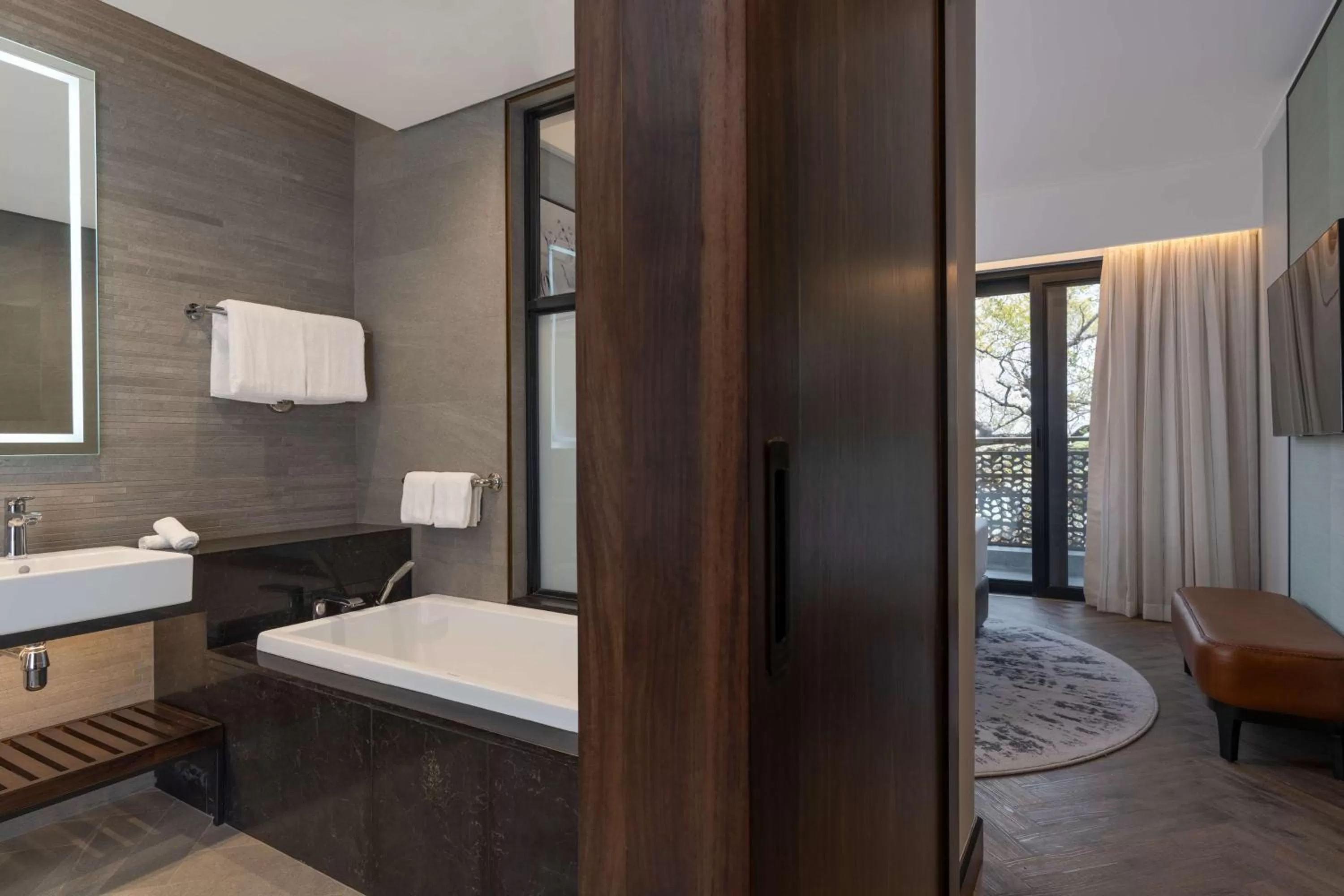 Bathroom, Bed in Radisson Blu Mosi-oa-Tunya Livingstone Resort