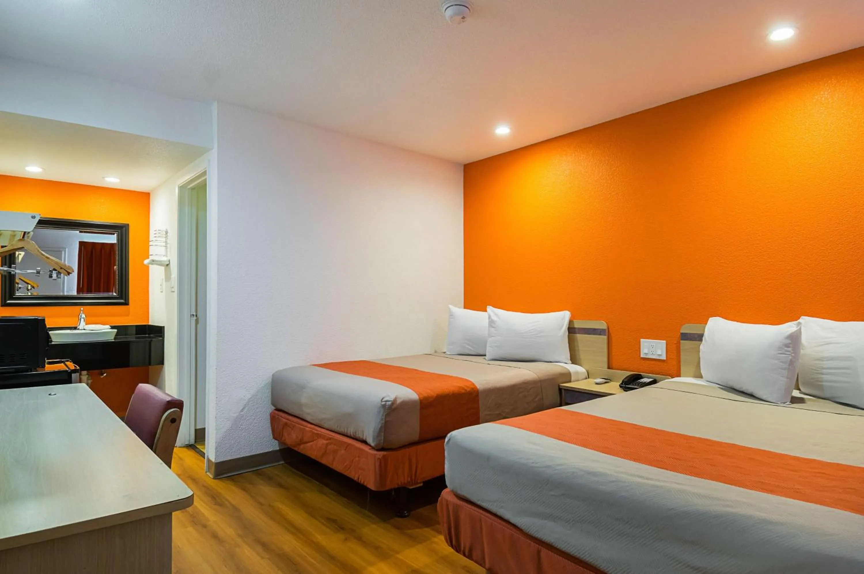 Photo of the whole room, Bed in Motel 6 Lost Hills / Buttonwillow Racetrack