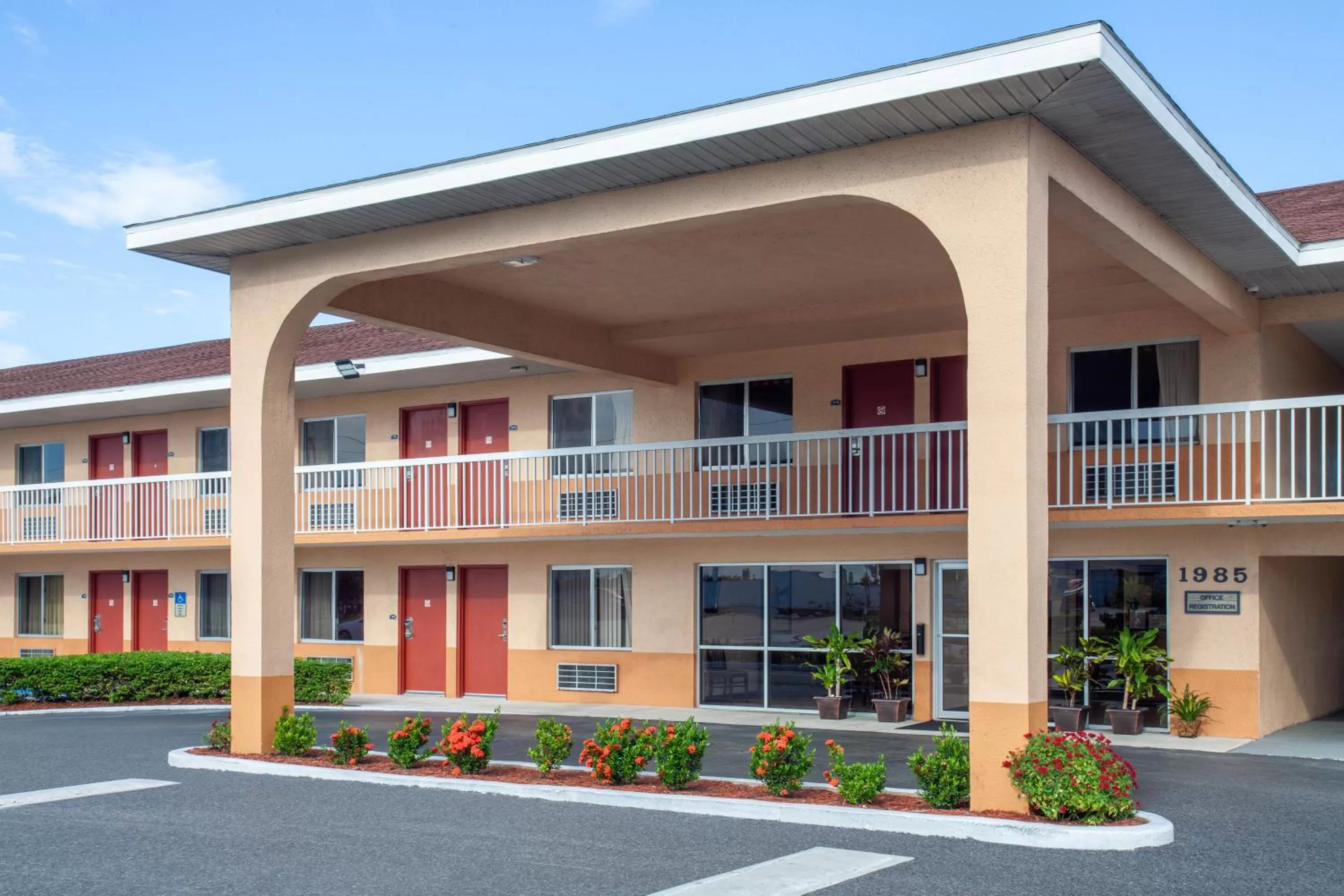 Property building in Howard Johnson by Wyndham Vero Beach/I-95