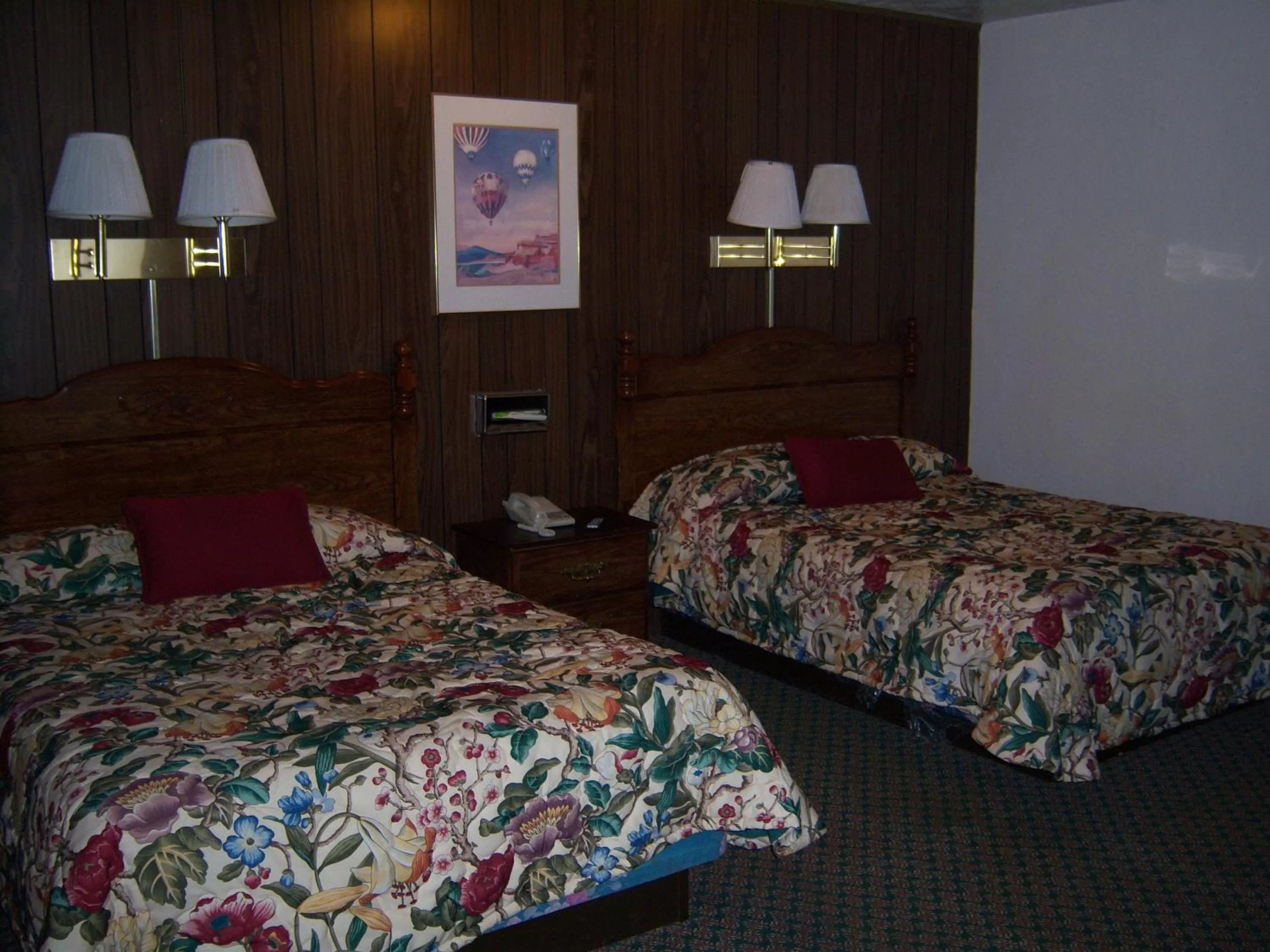 Photo of the whole room, Bed in Shasta Dam Motel