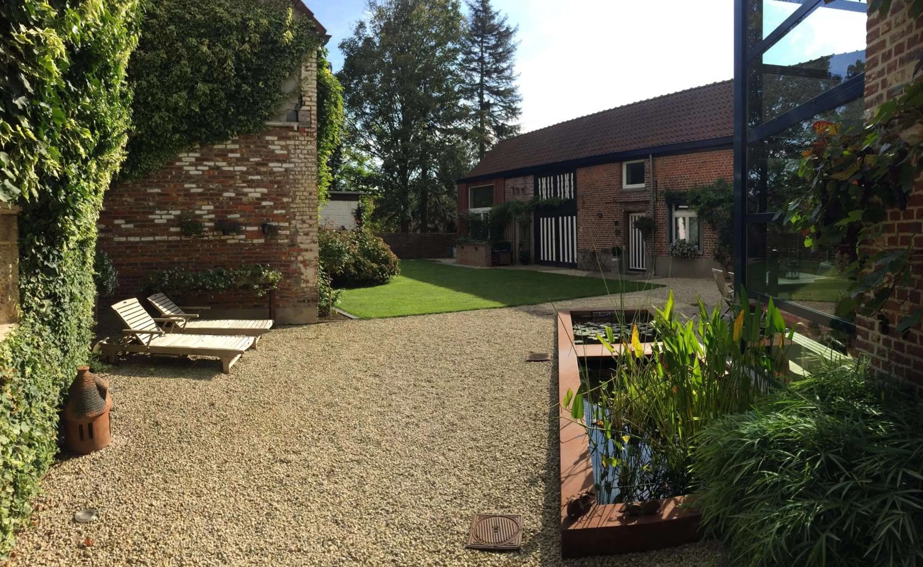 Garden view in B&B Den Engel