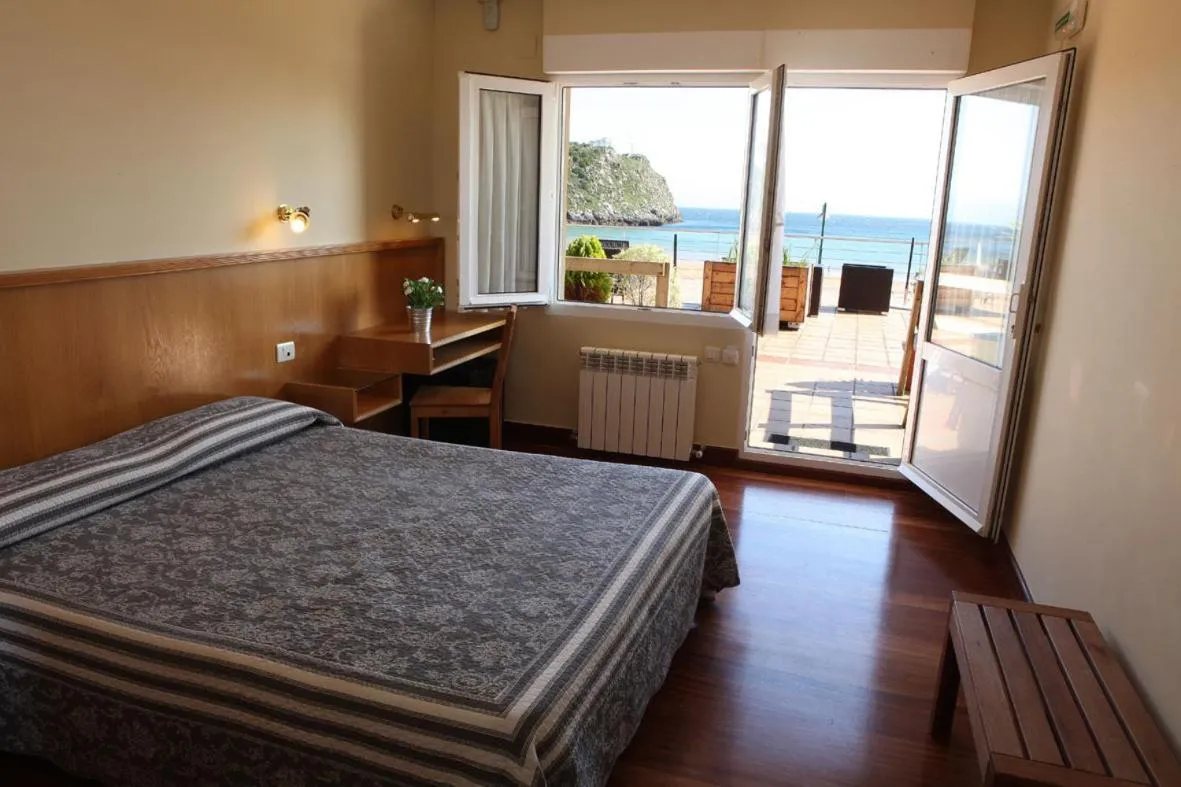 Balcony/Terrace, Bed in Hotel Metrokua