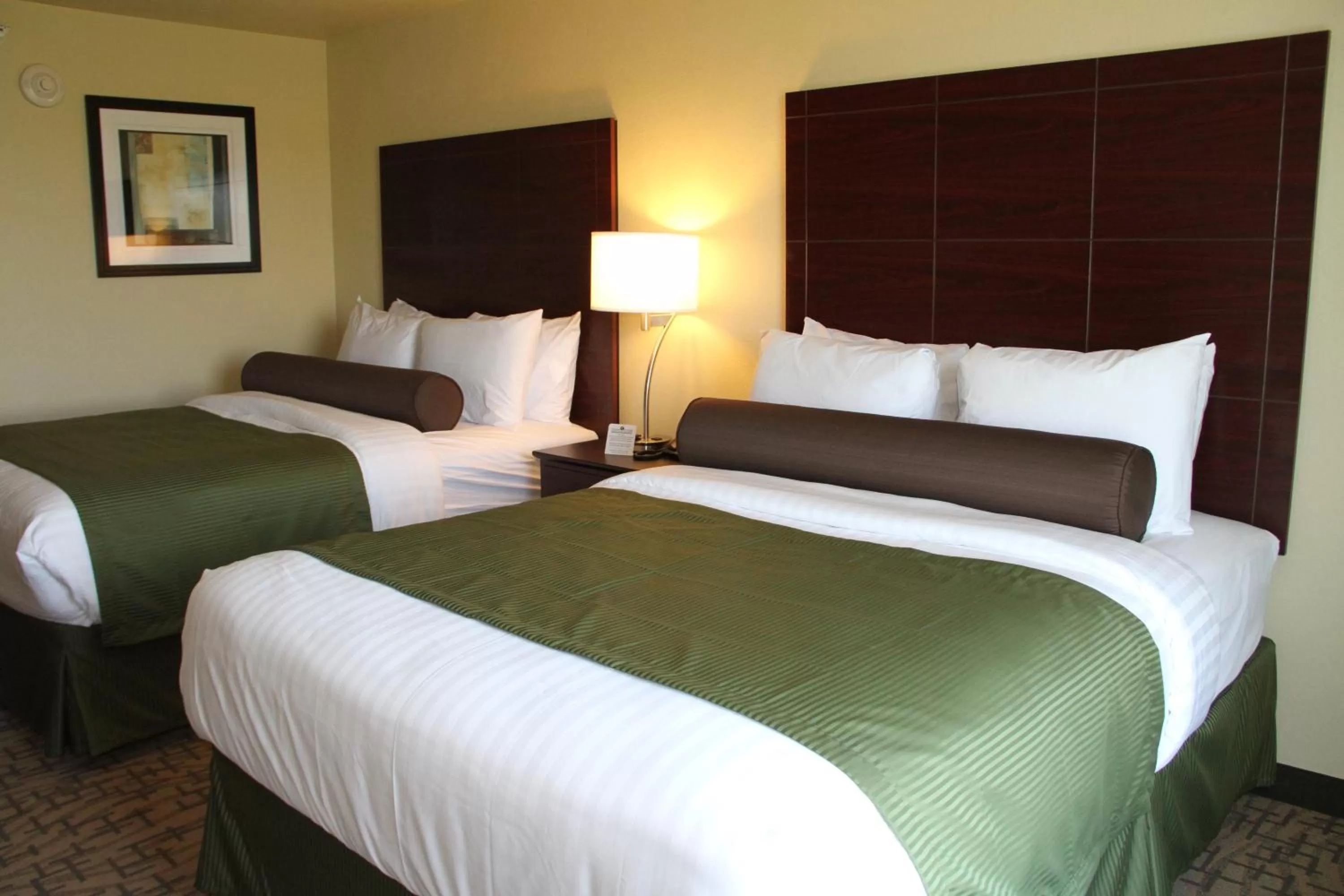 Bedroom, Bed in Cobblestone Hotel & Suites - Devils Lake