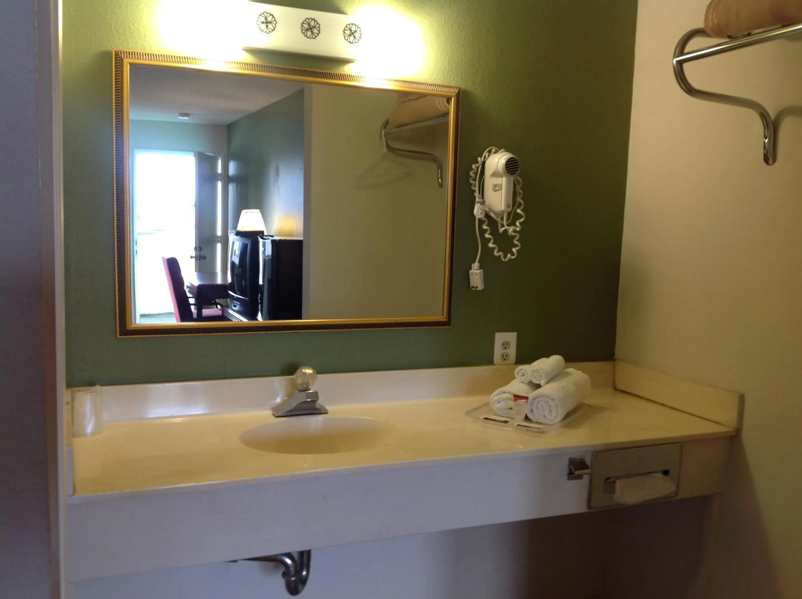 Bathroom in Eunice Plaza Motel