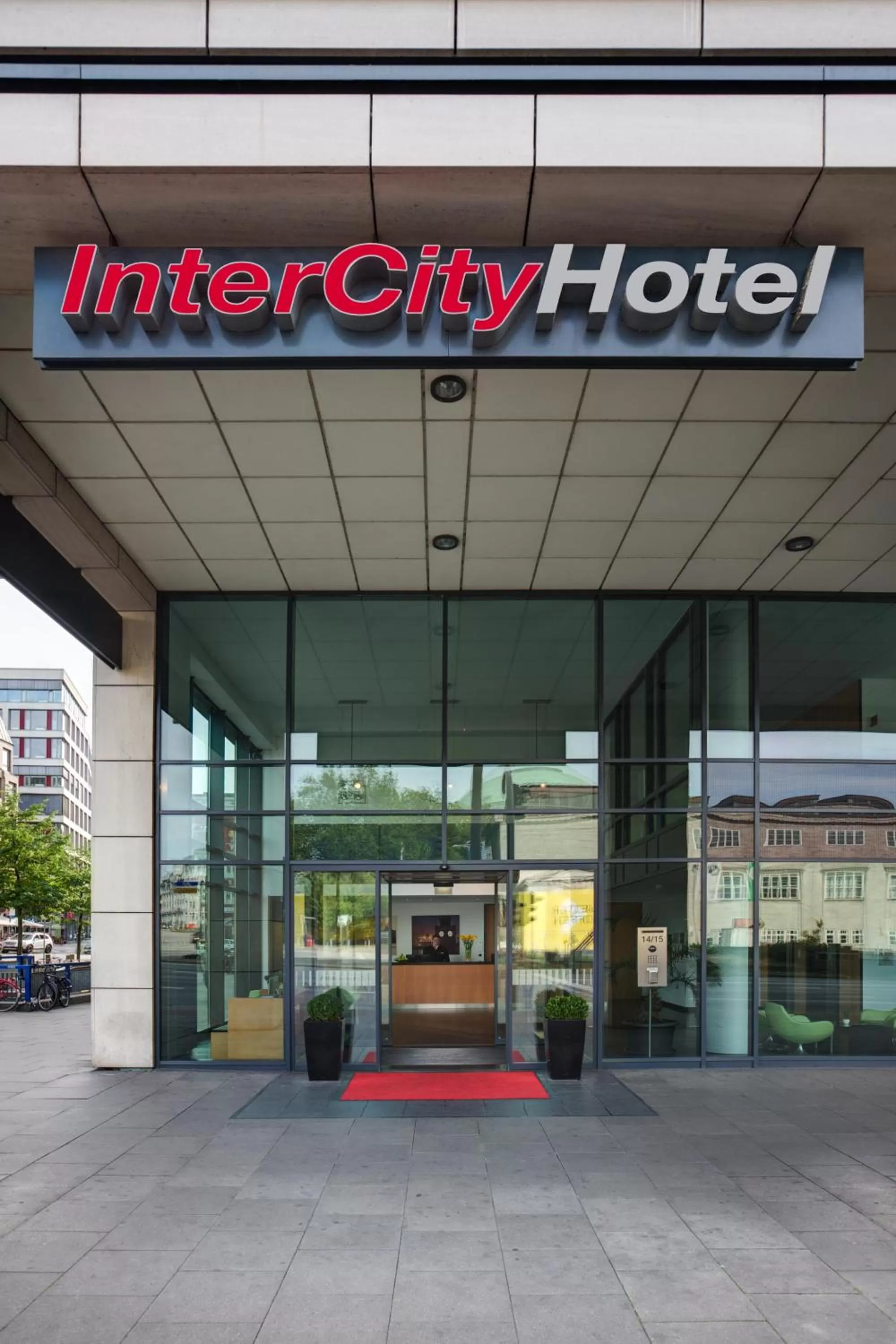 Facade/entrance in IntercityHotel Hamburg Hauptbahnhof