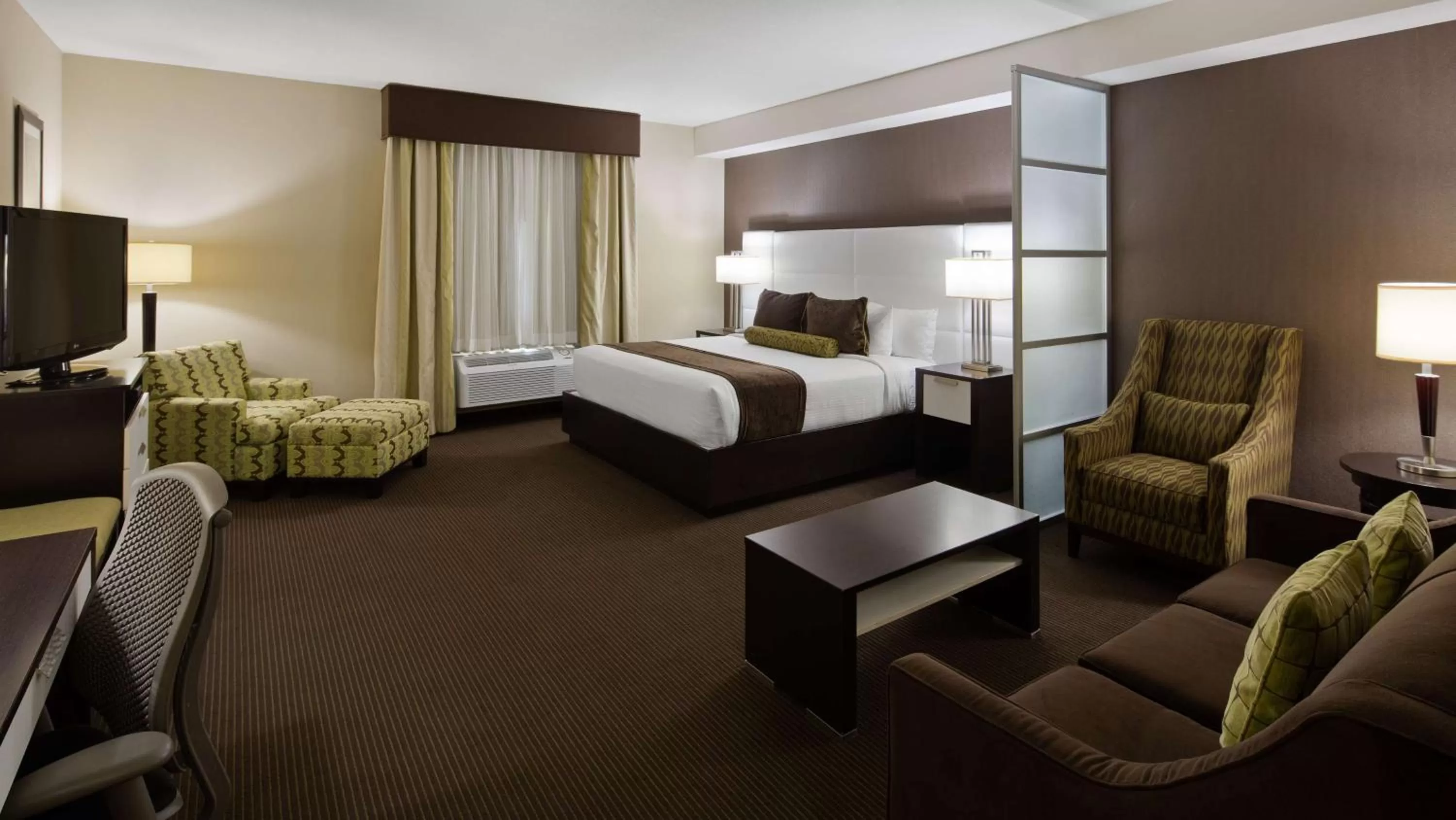 Photo of the whole room, Bed in Best Western Plus Miami Intl Airport Hotel & Suites Coral Gables