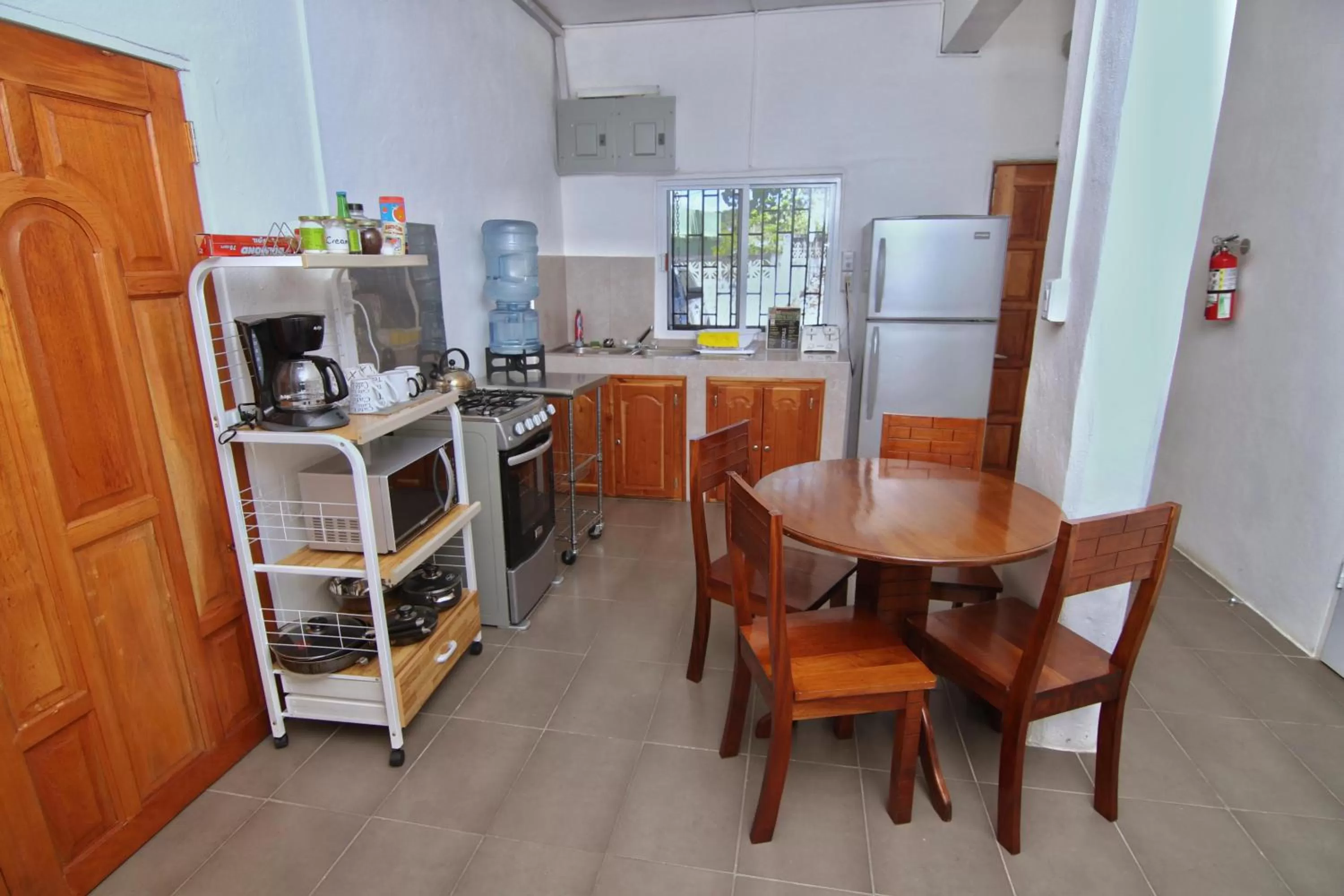 Communal kitchen, Kitchen/Kitchenette in Rainforest Haven Inn