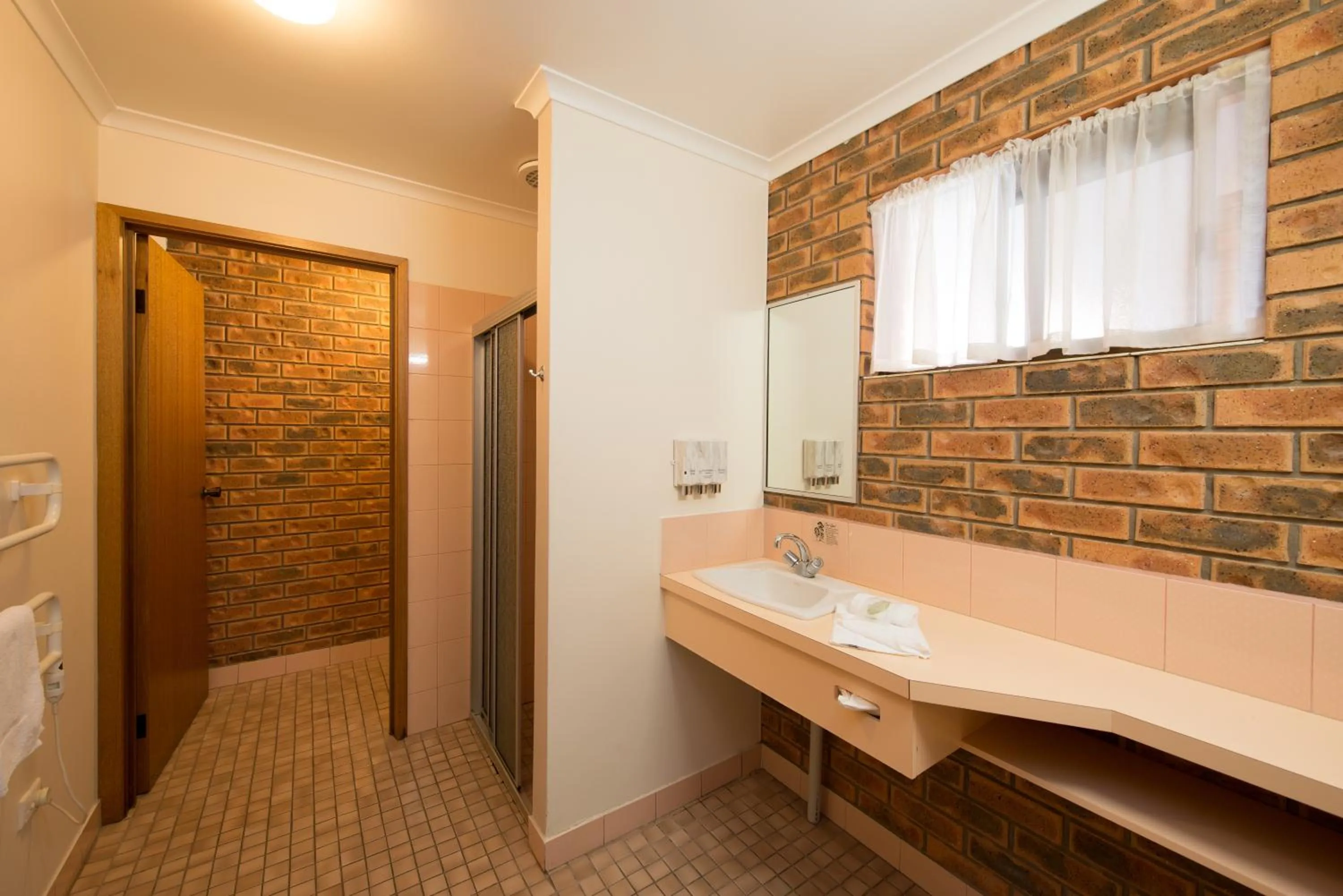 Bathroom in Hume Country Motor Inn