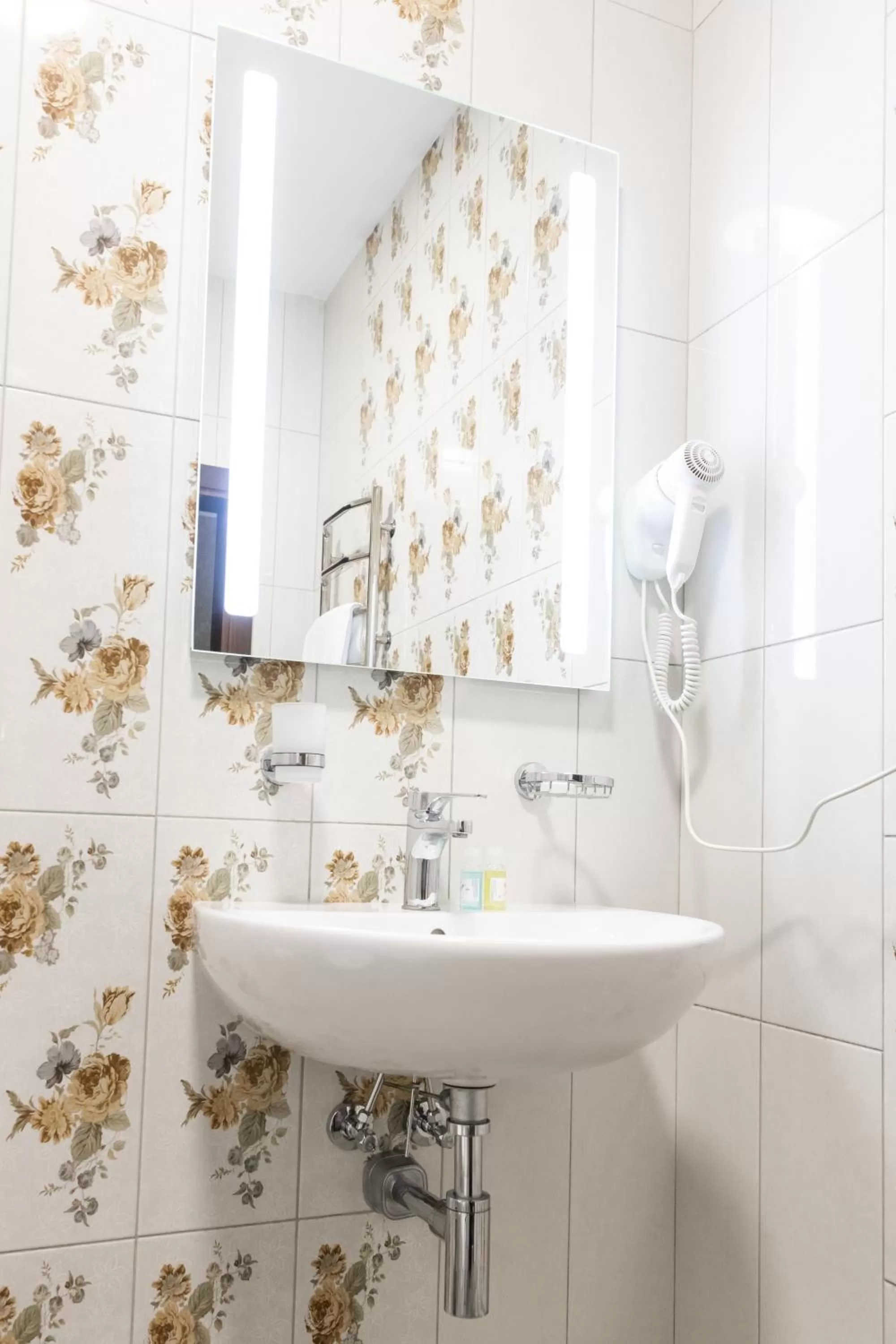 Shower, Bathroom in Hotel "Mandarin Clubhouse"