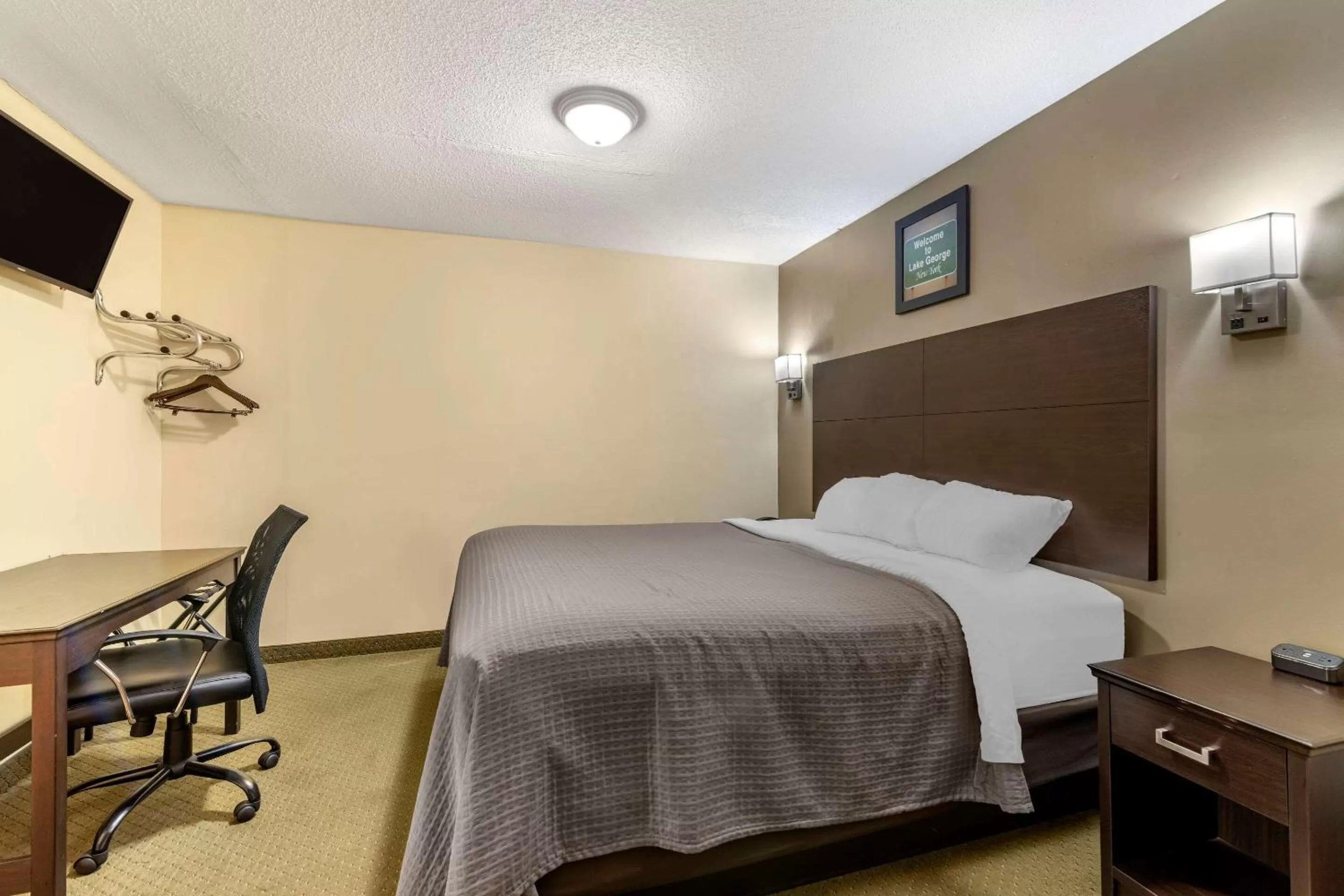 Photo of the whole room, Bed in Rodeway Inn Lake George Outlets