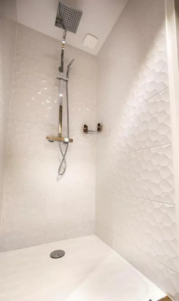 Deluxe Double Room in Logis du Parvis ***Face Cathédrale/in front of the Cathedral*** Deluxe Double Room in Logis du Parvis ***Face Cathédrale/in front of the Cathedral***