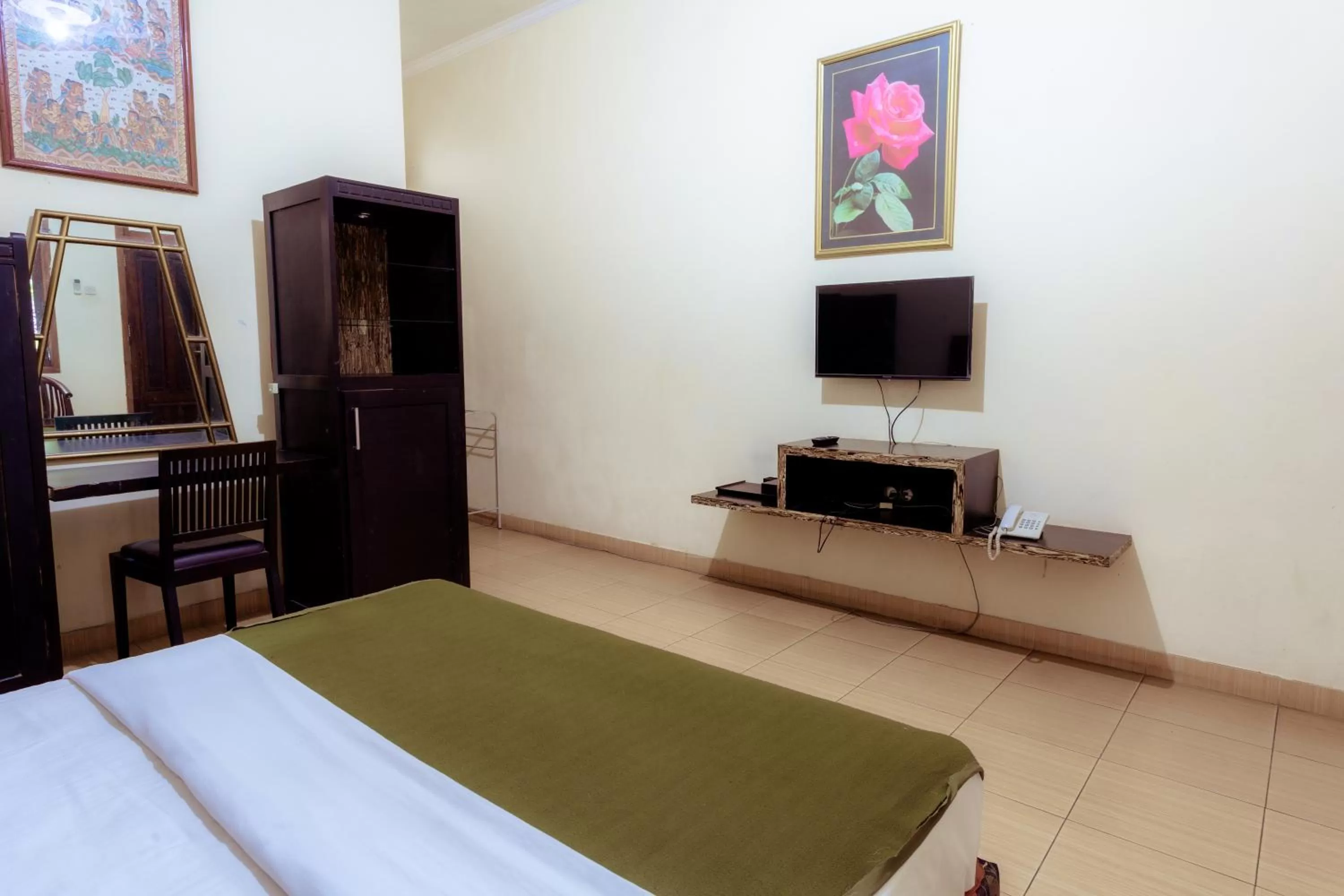 Bed in Hotel Mahkota Plengkung by ecommerceloka