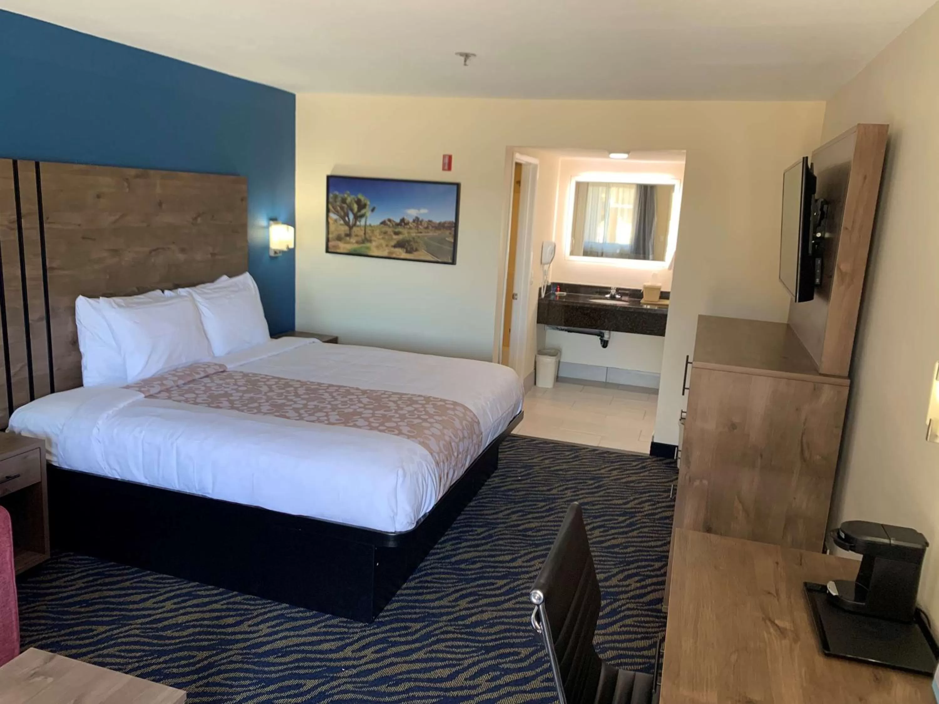 King Room - Smoking  in SureStay Plus Hotel by Best Western Hesperia