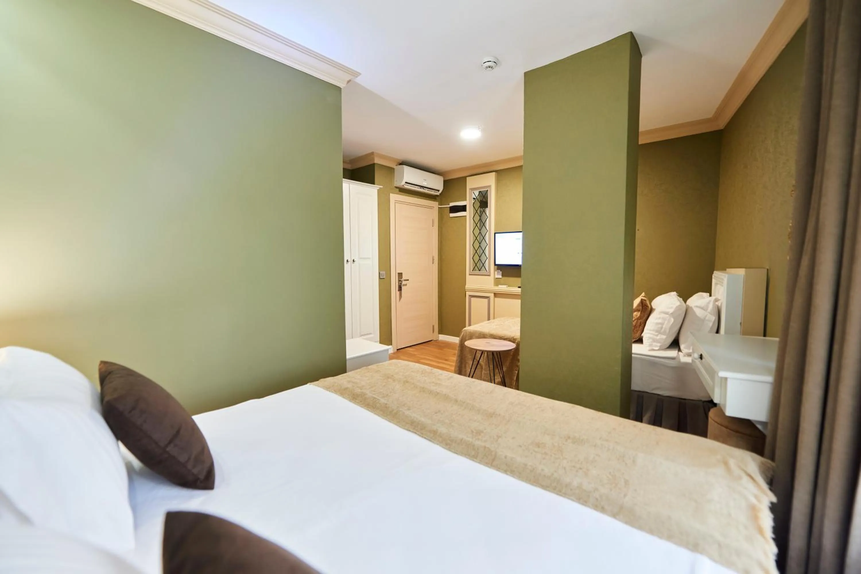 Photo of the whole room, Bed in Sunlight Hotel