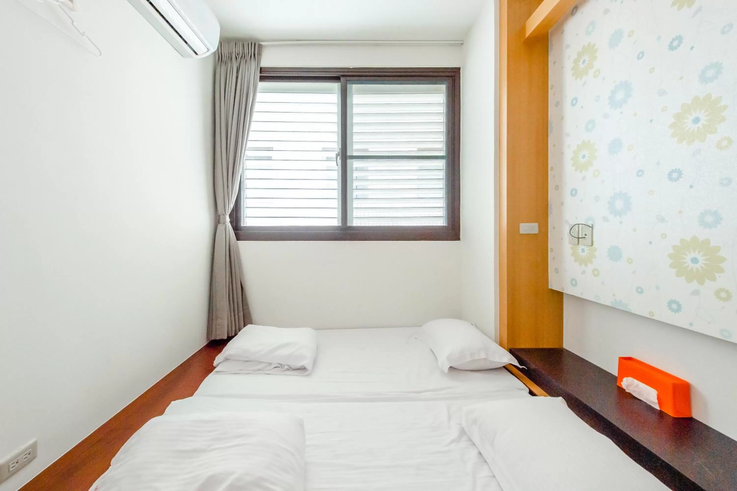 Photo of the whole room, Bed in lightness Station Inn