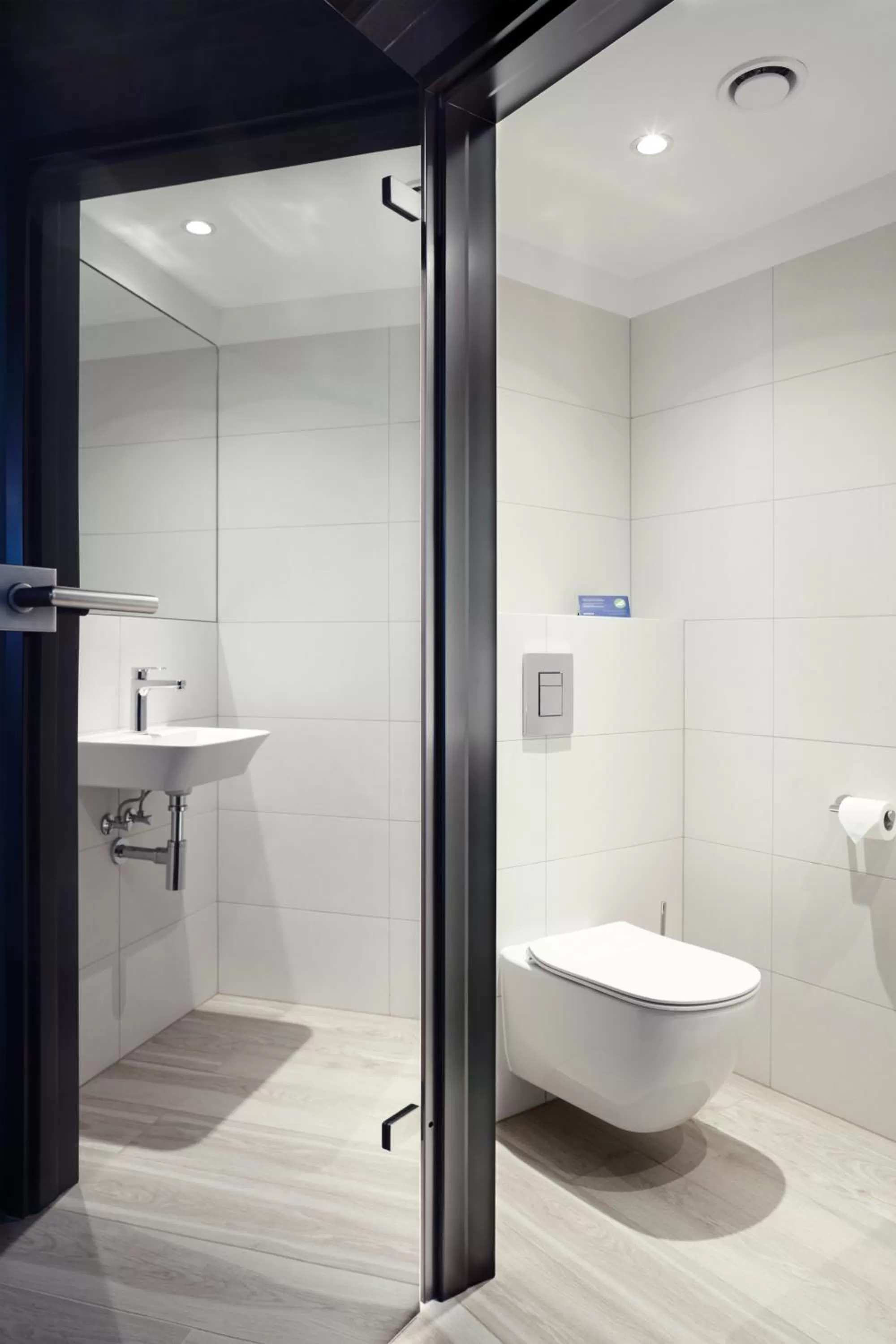 Toilet in Q Hotel Plus Wrocław Bielany