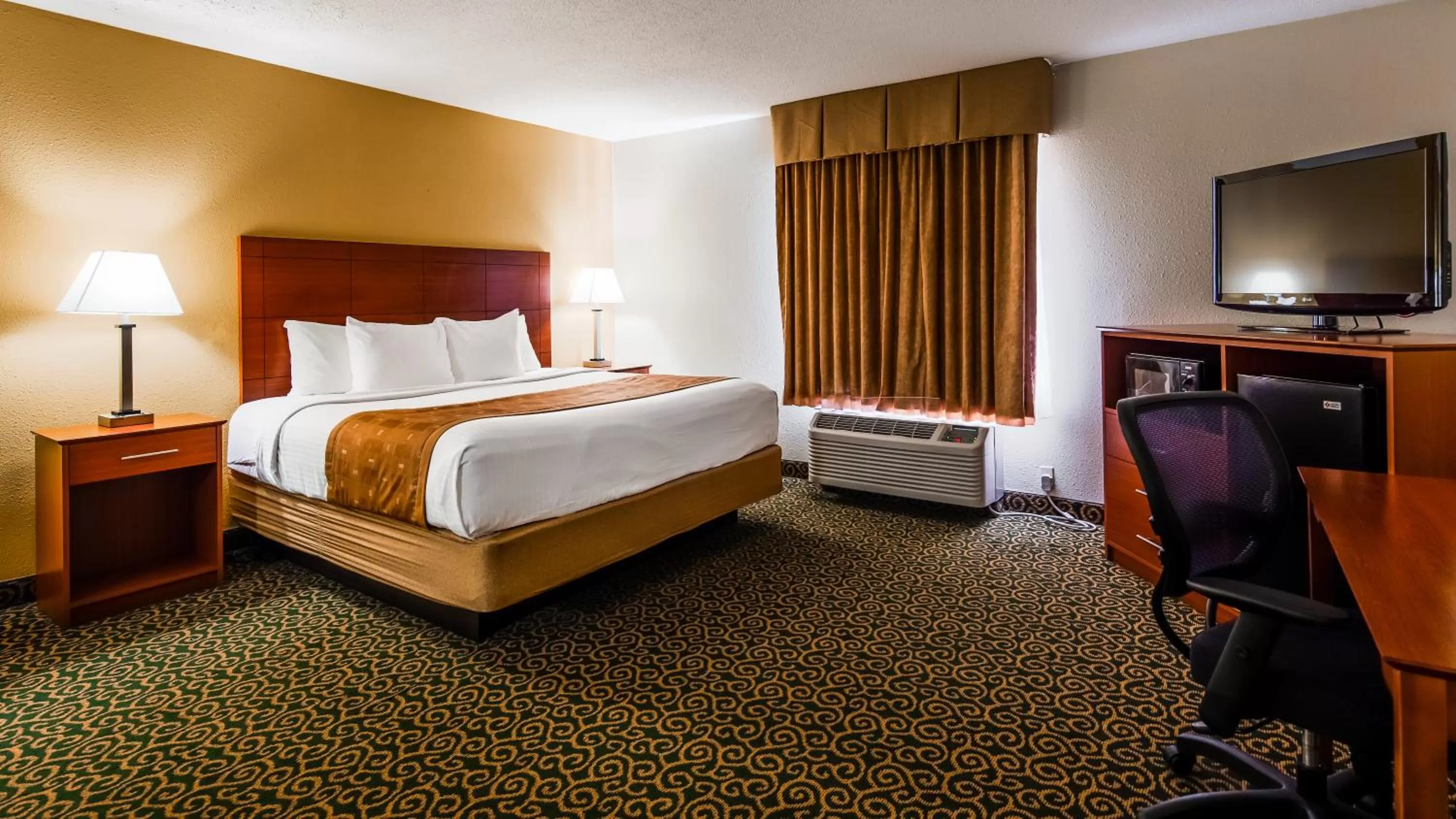 Bed in SureStay Plus Hotel by Best Western Wytheville