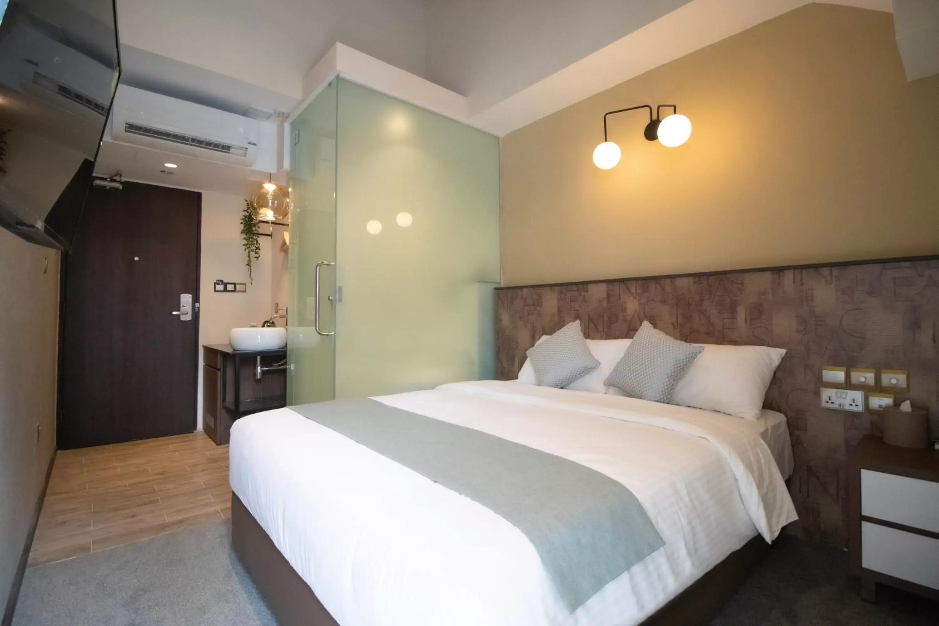 Premier Queen with Balcony in Harbour Ville Hotel - Hamilton Premier Queen with Balcony in Harbour Ville Hotel - Hamilton