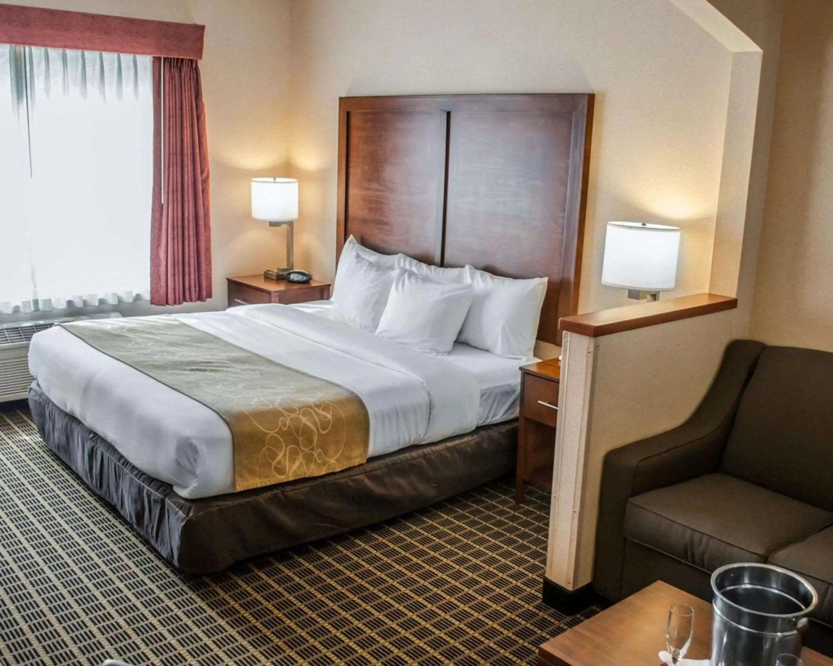 Photo of the whole room, Bed in Comfort Suites Portland Southwest