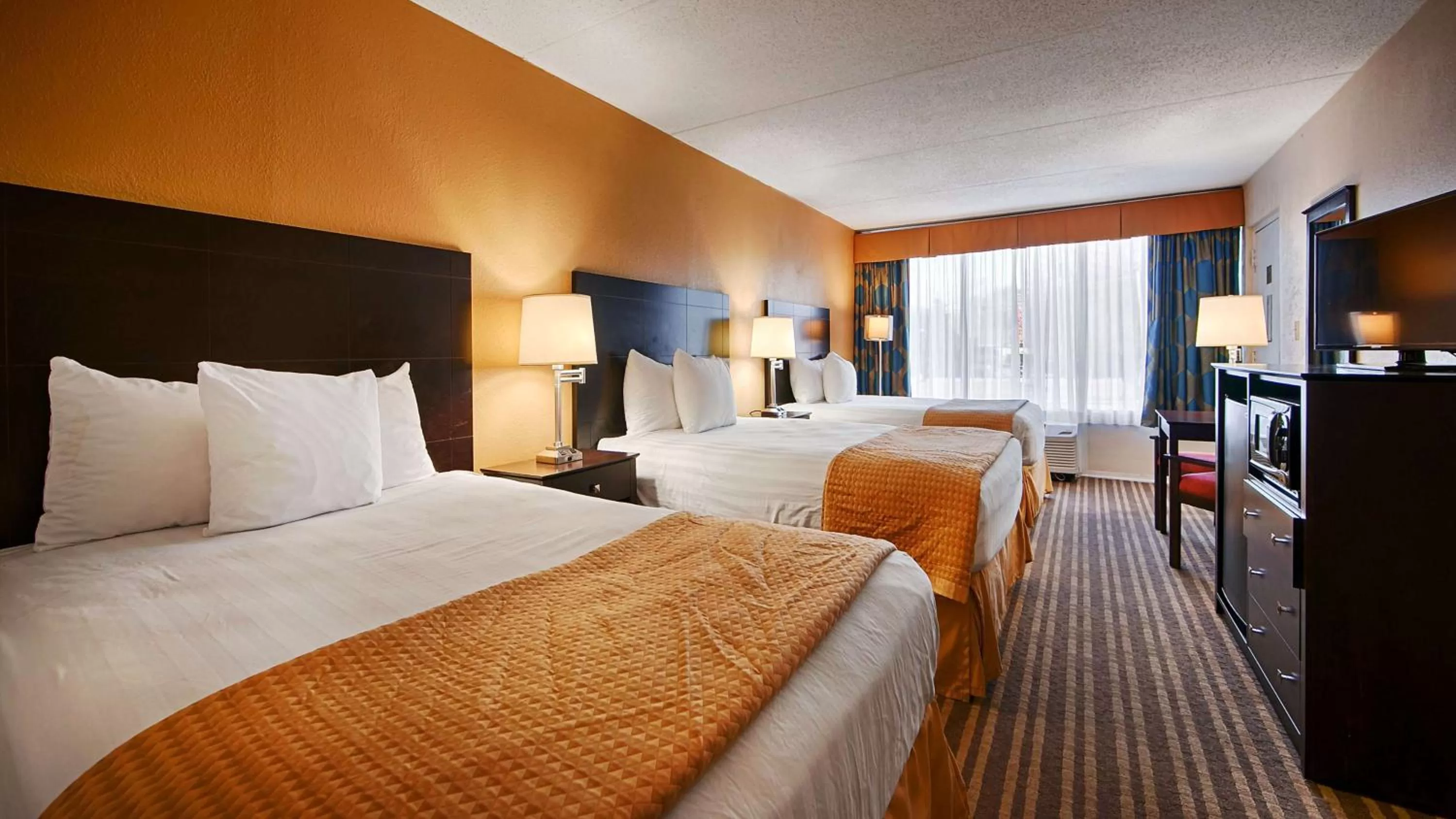 Photo of the whole room, Bed in Chattanooga Heritage Inn