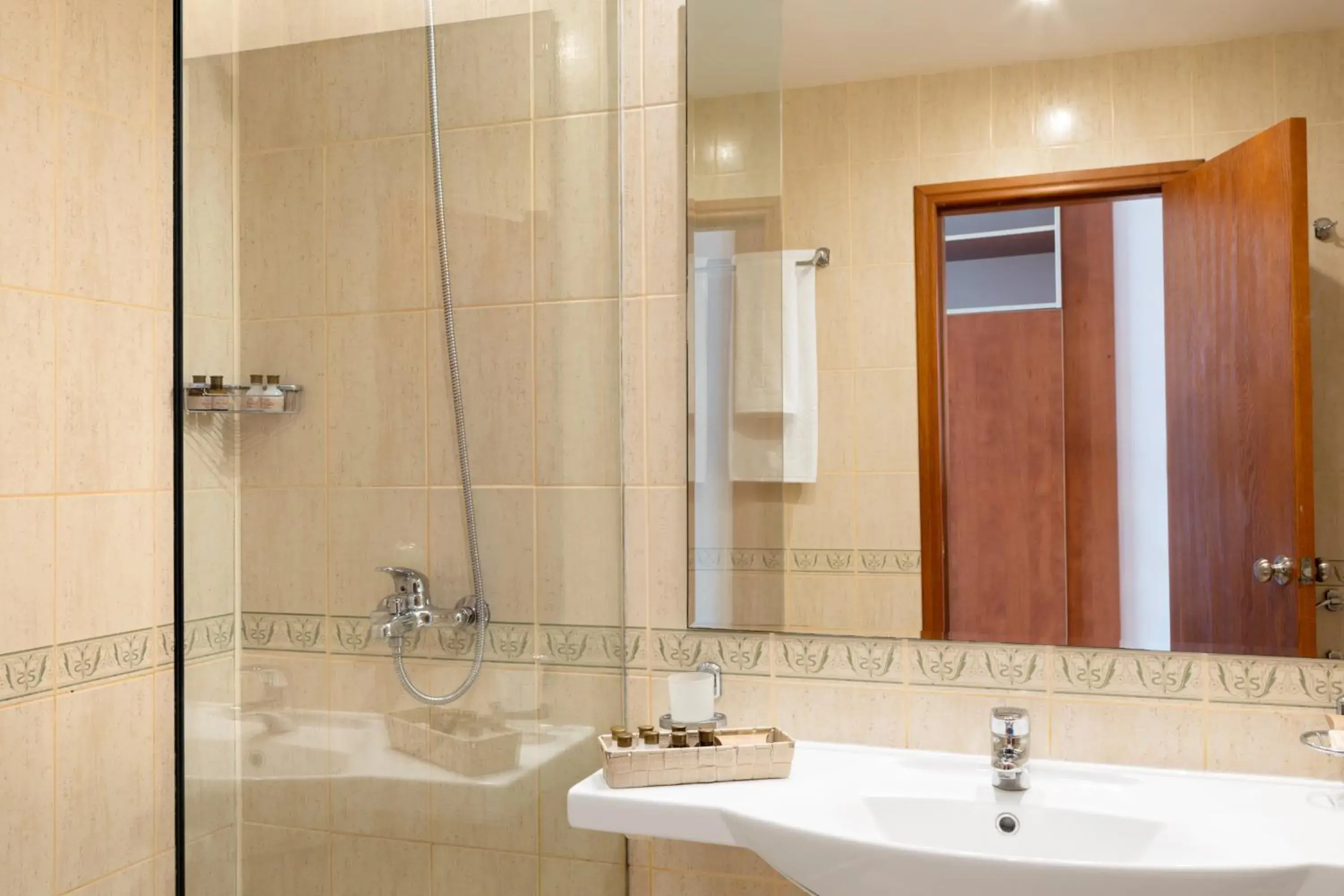 Twin Room in Kristal Hotel - All inclusive - Fully renovated rooms 2025 Twin Room in Kristal Hotel - All inclusive - Fully renovated rooms 2025