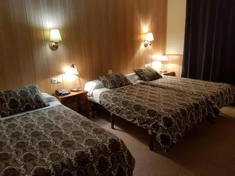 Family Room with Bath in Hotel Comapedrosa Family Room with Bath in Hotel Comapedrosa