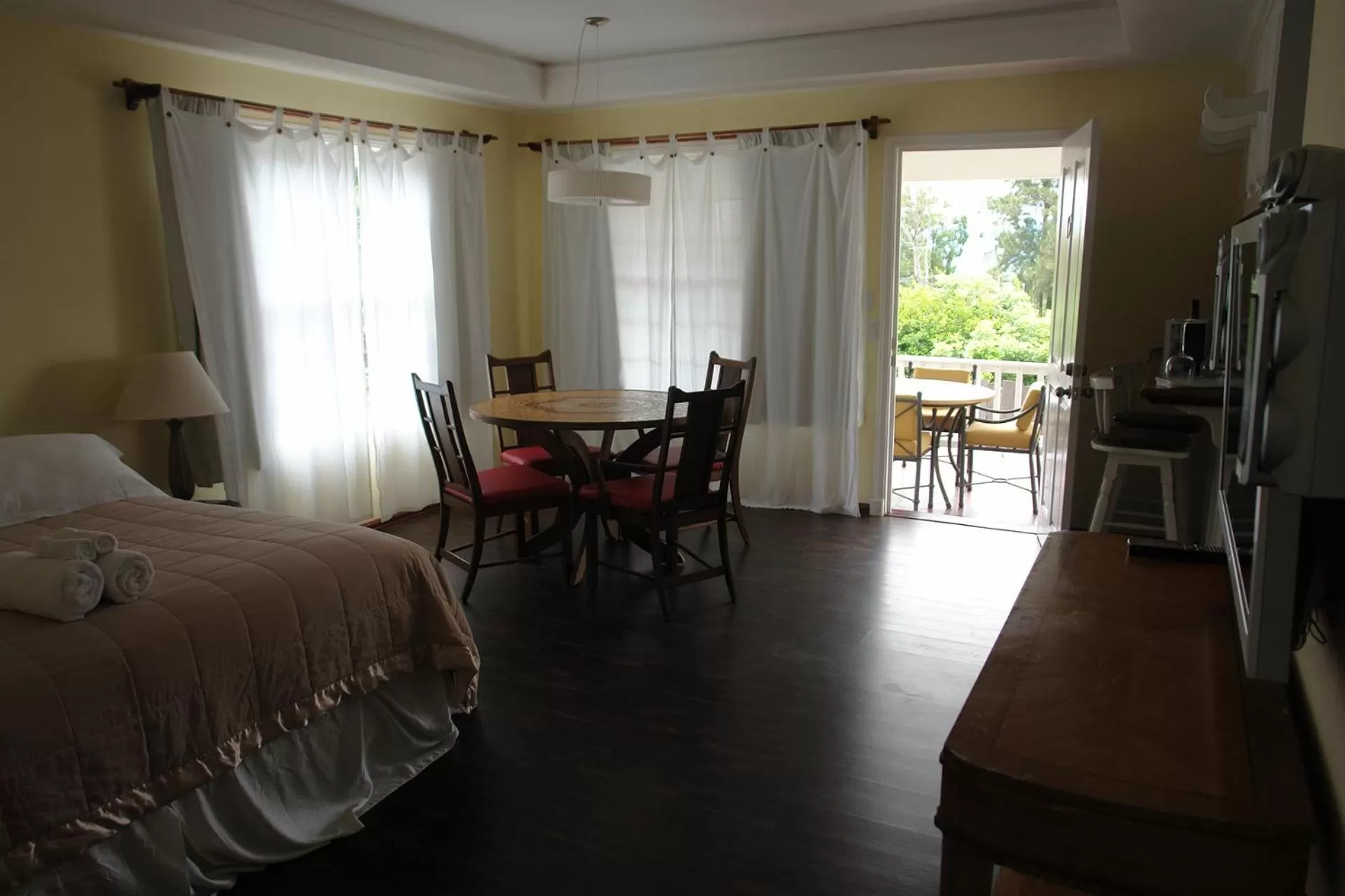 Dining area, Bed in Hotel Luisiana
