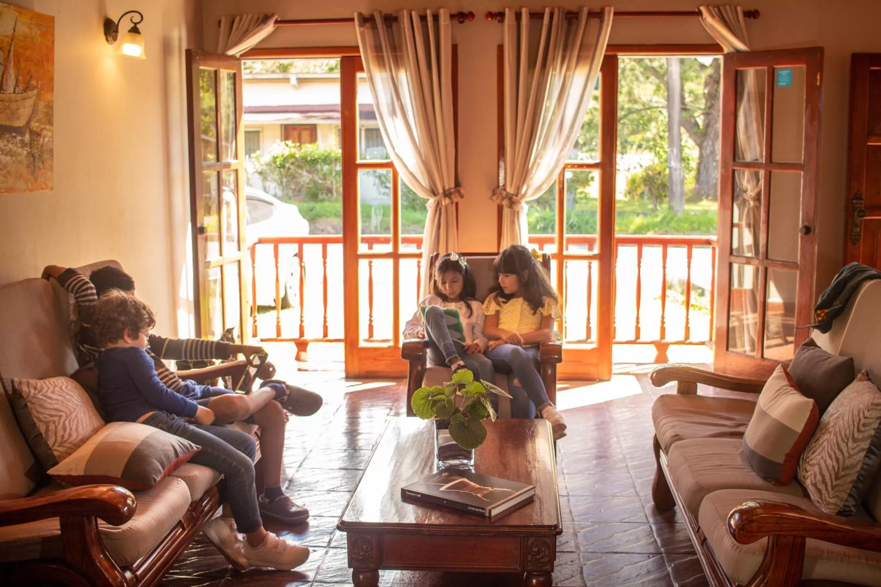 Communal lounge/ TV room in Hotel Rebequet